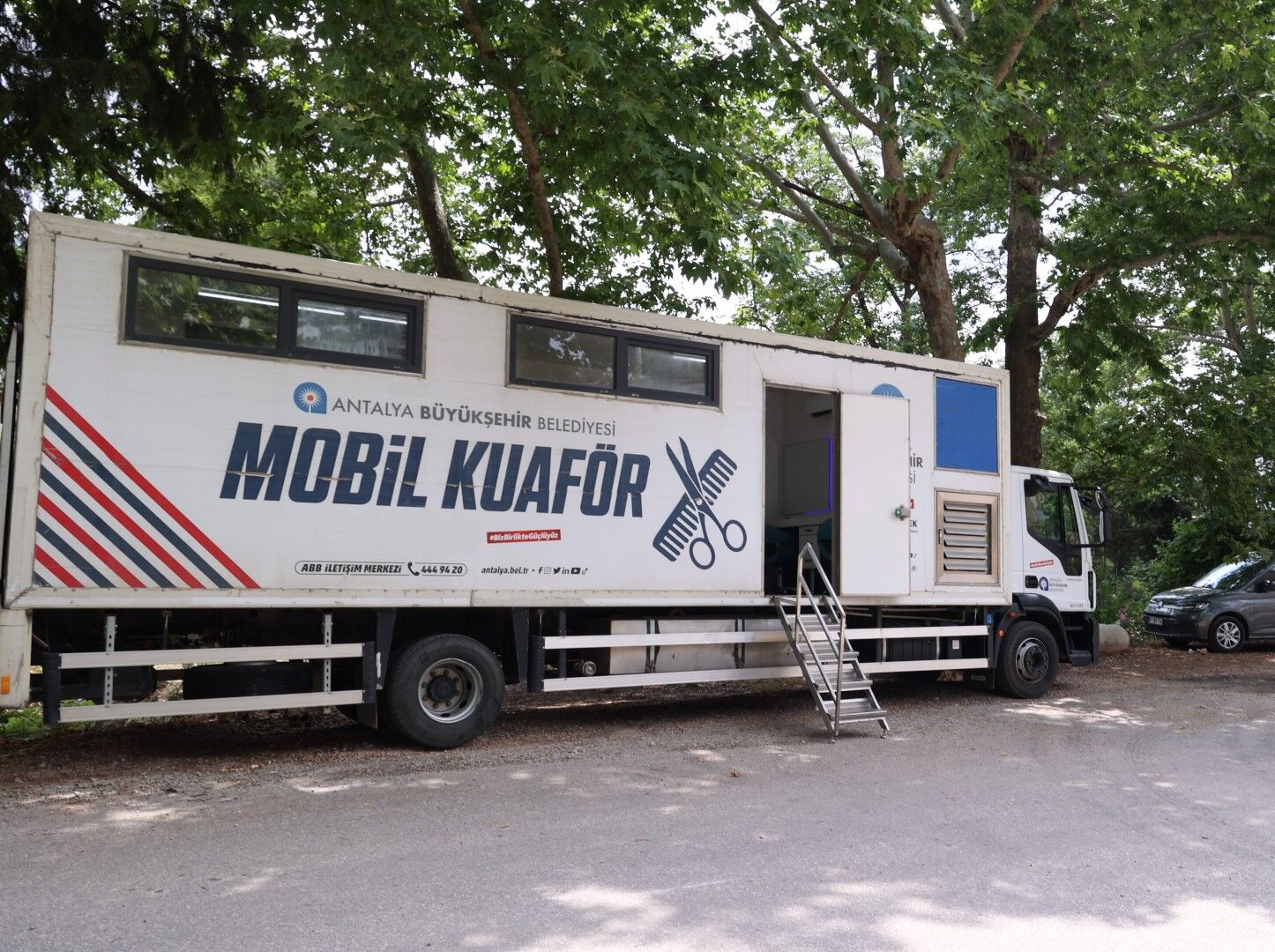 Büyükşehir’in Mobil Kuaför Tırı Yaylalarda Hizmet Veriyor (1) (Large)