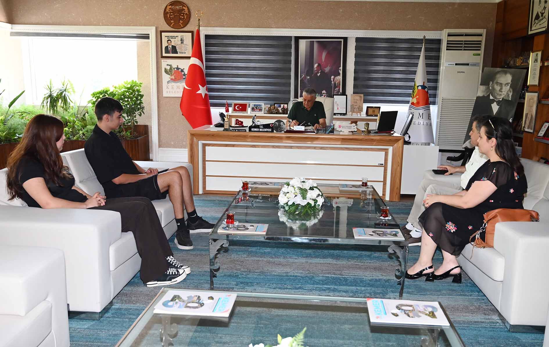 Kemer Belediye Başkanı Topaloğlu’na Başarılı Öğrencilerden Ziyaret (1)