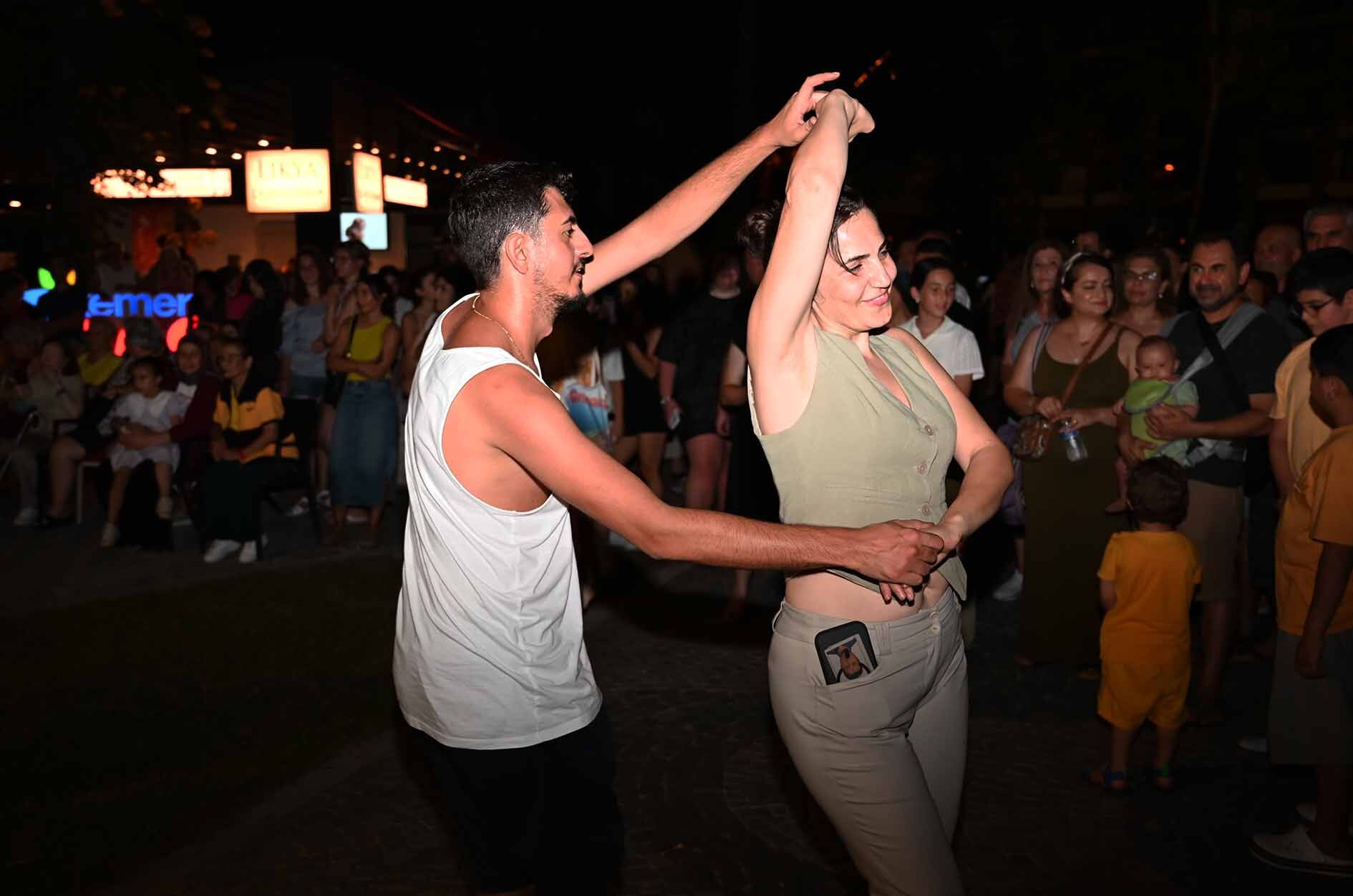 Kemer’in Yaz Akşamları Latin Dansına Ev Sahipliği Yaptı (1)