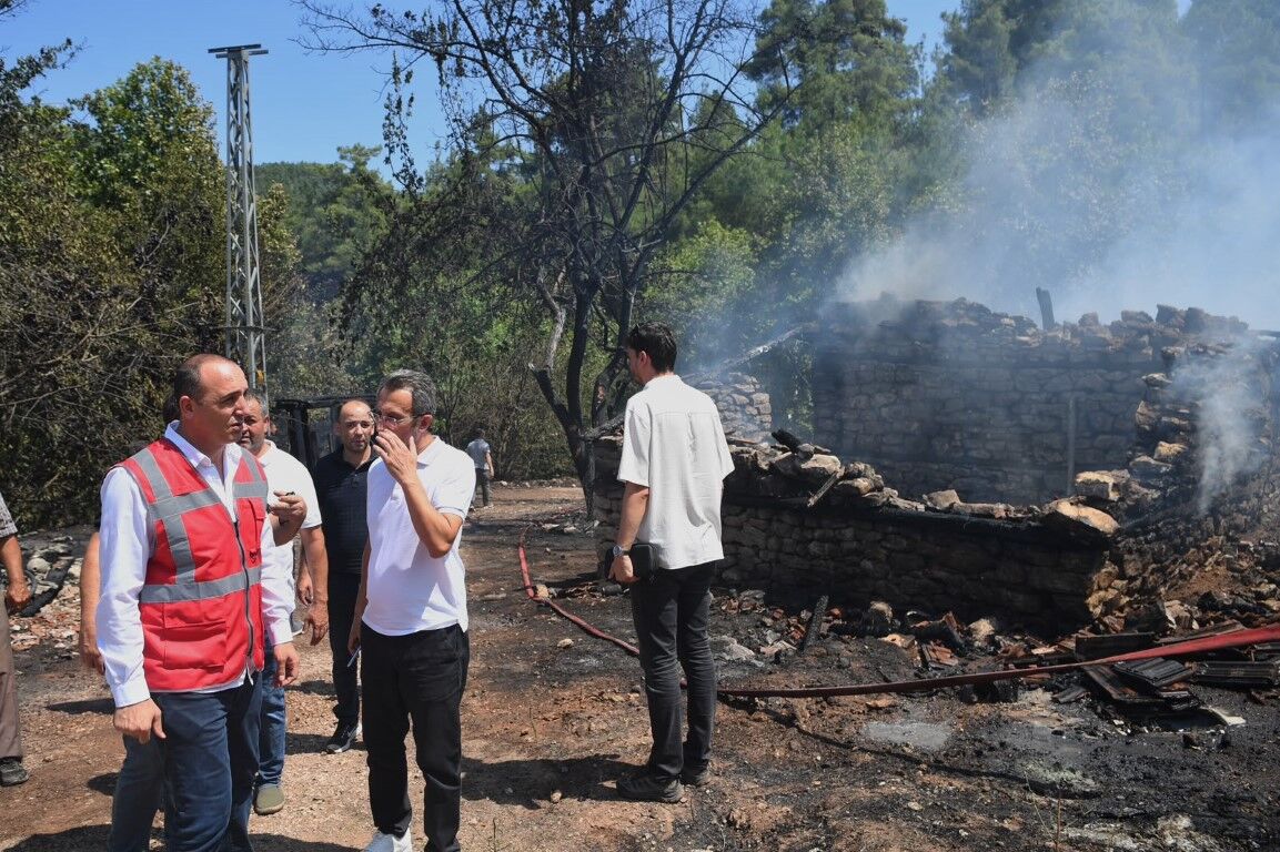 Konyaaltı Belediyesi Başkanı Cem Kotan Yangın Yerini Inceleme Aldı (2)