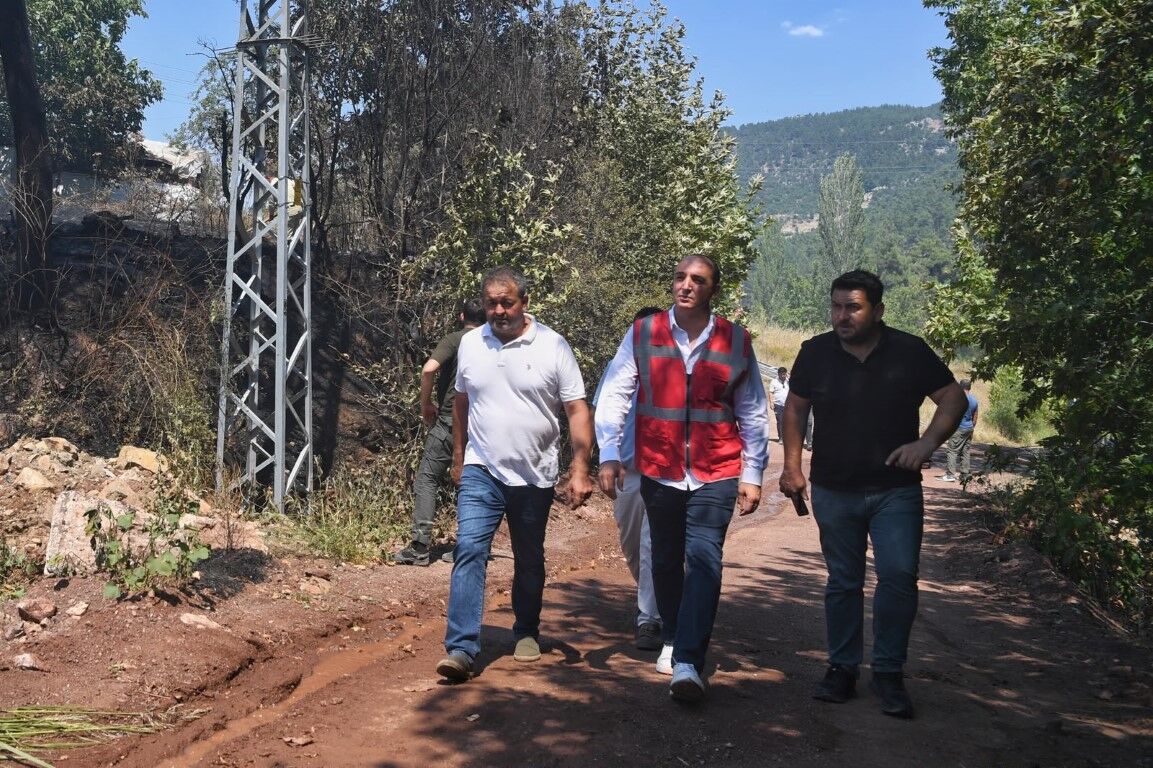 Konyaaltı Belediyesi Başkanı Cem Kotan Yangın Yerini Inceleme Aldı (5)