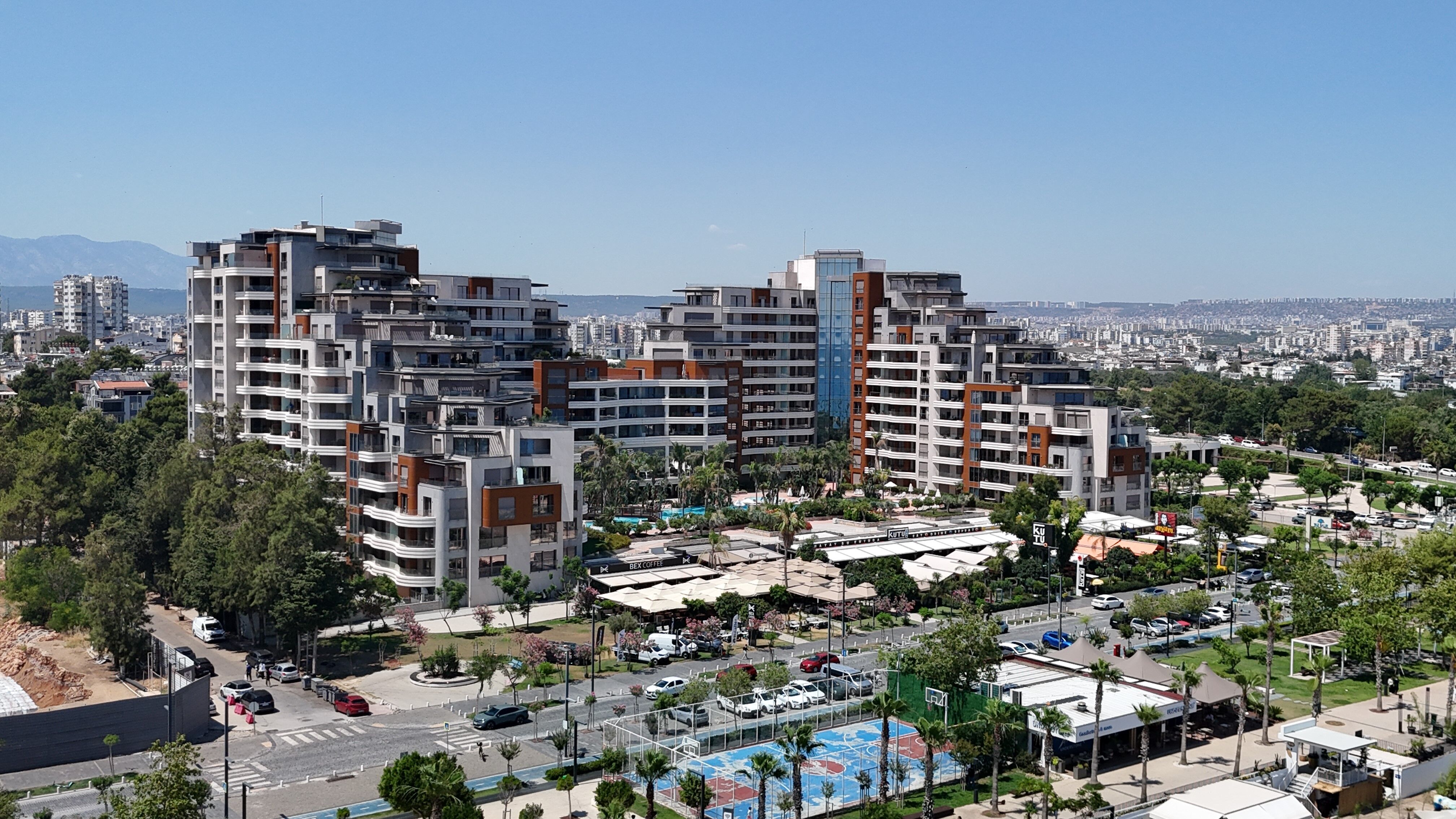 Konyaaltındaki Rezidansta Neler Oluyor (3)