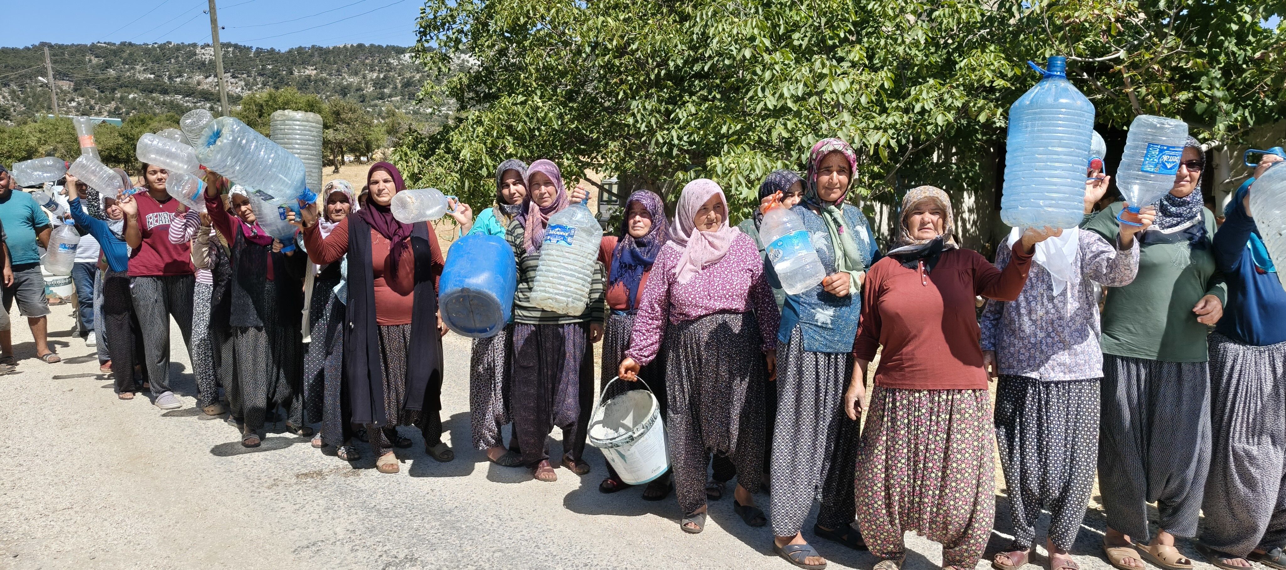Mersinde Mahalleli Su Kuyruguna Giriyor (3)
