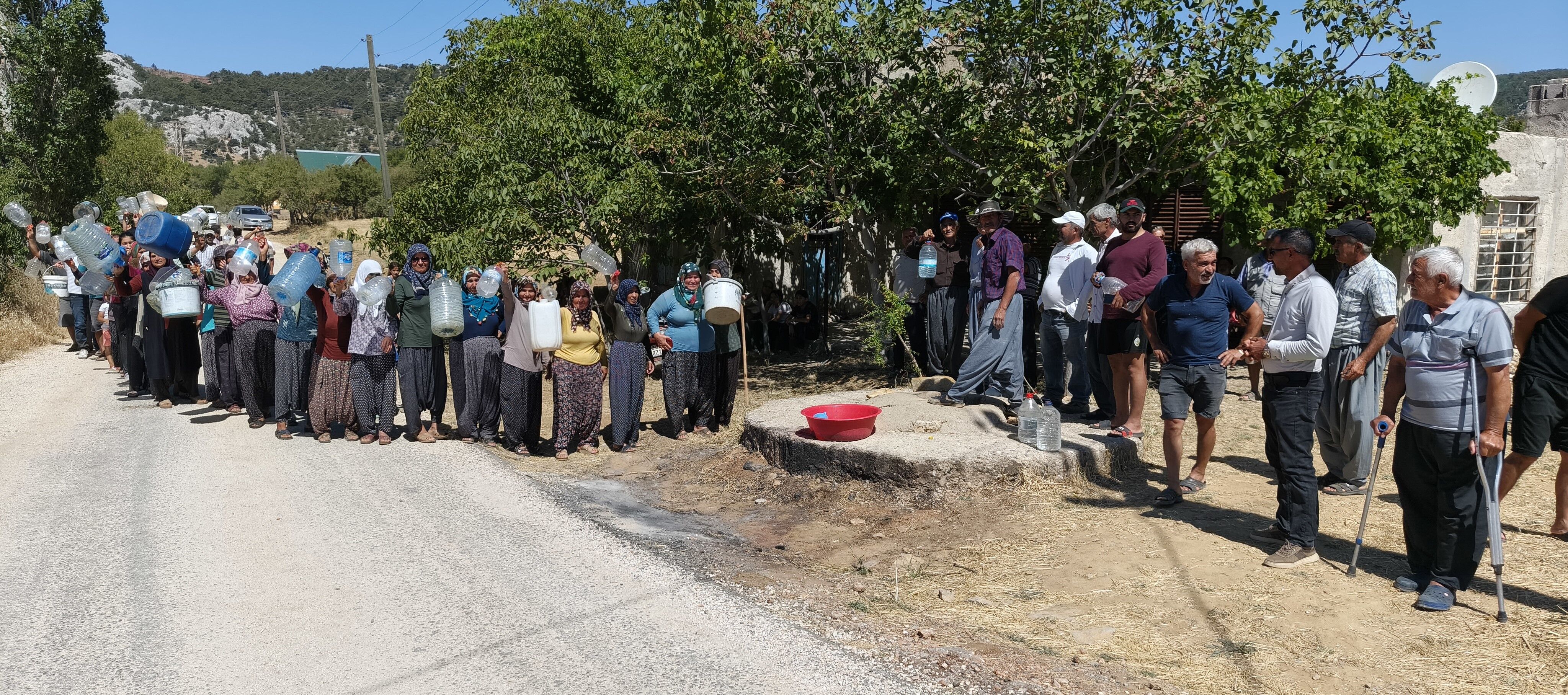 Mersinde Mahalleli Su Kuyruguna Giriyor (4)