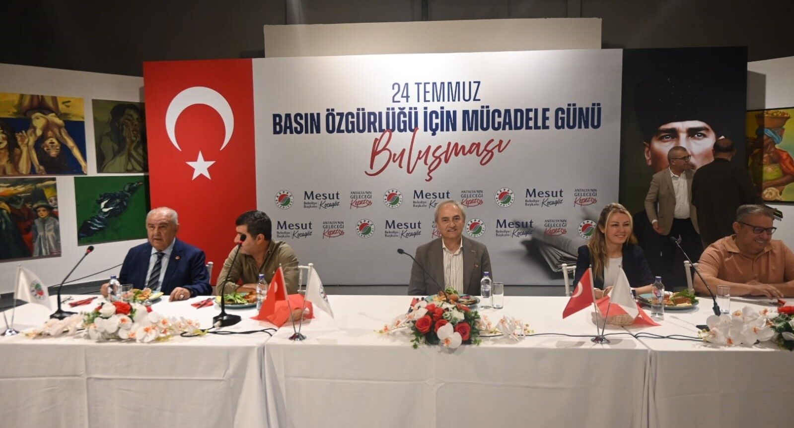 Mesut Kocagöz Parti Rozetini Çıkardı (3)