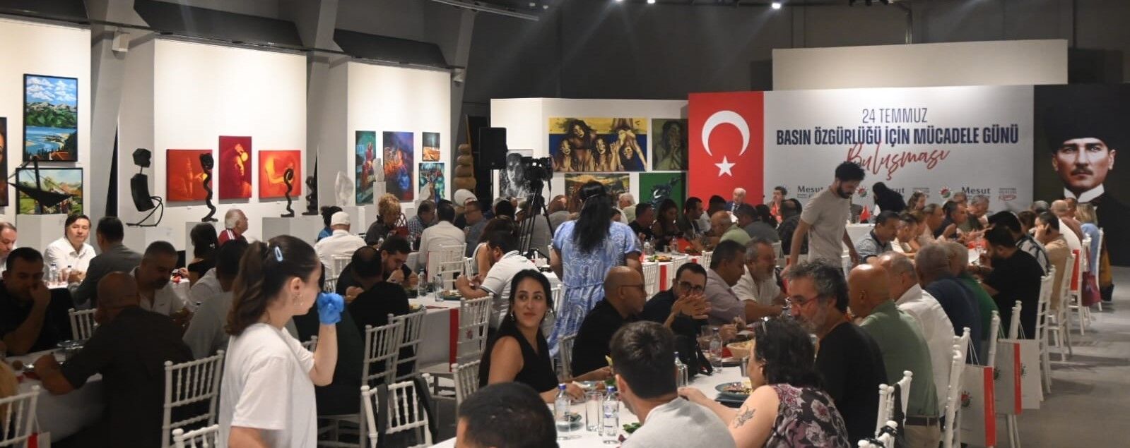 Mesut Kocagöz Parti Rozetini Çıkardı (4)