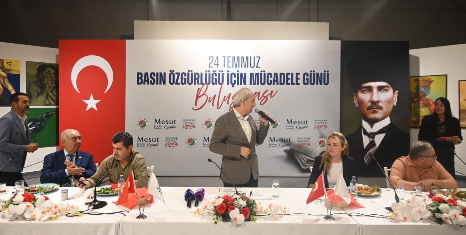 Mesut Kocagöz Parti Rozetini Çıkardı (5)
