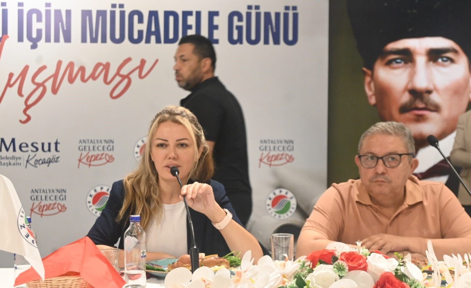 Mesut Kocagöz Parti Rozetini Çıkardı (6)