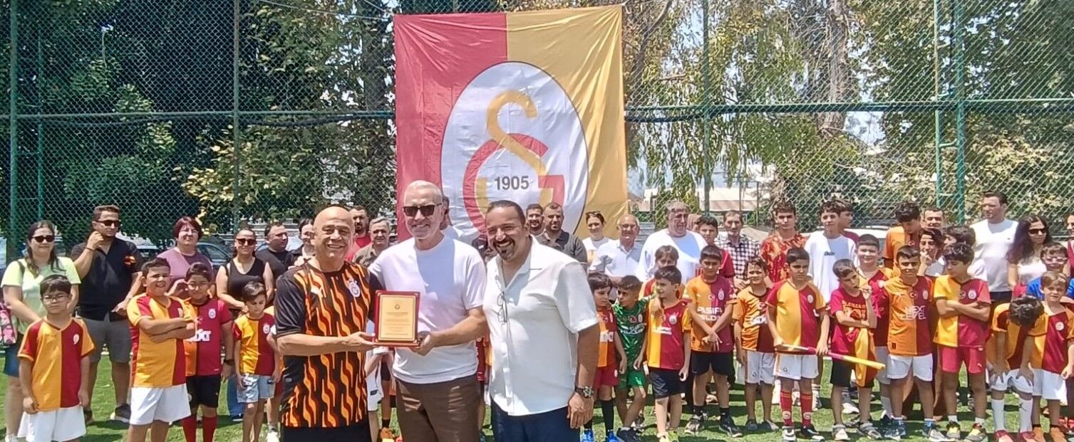 Saraçoğlu’na Galatasaray Bayrağı Diken Souness, Antalya’da Sporcularla Buluştu (1)