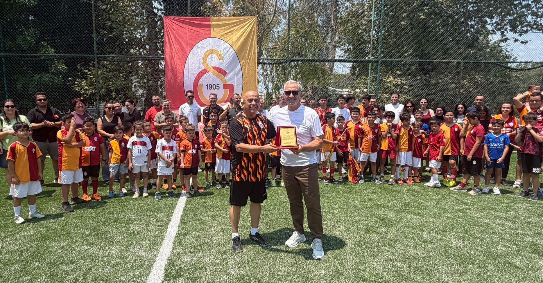 Saraçoğlu’na Galatasaray Bayrağı Diken Souness, Antalya’da Sporcularla Buluştu (4)