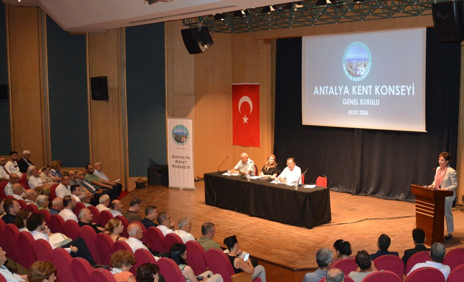 Semanur Kurt Yeniden Antalya Kent Konseyi Baskanligina Secildi (1)