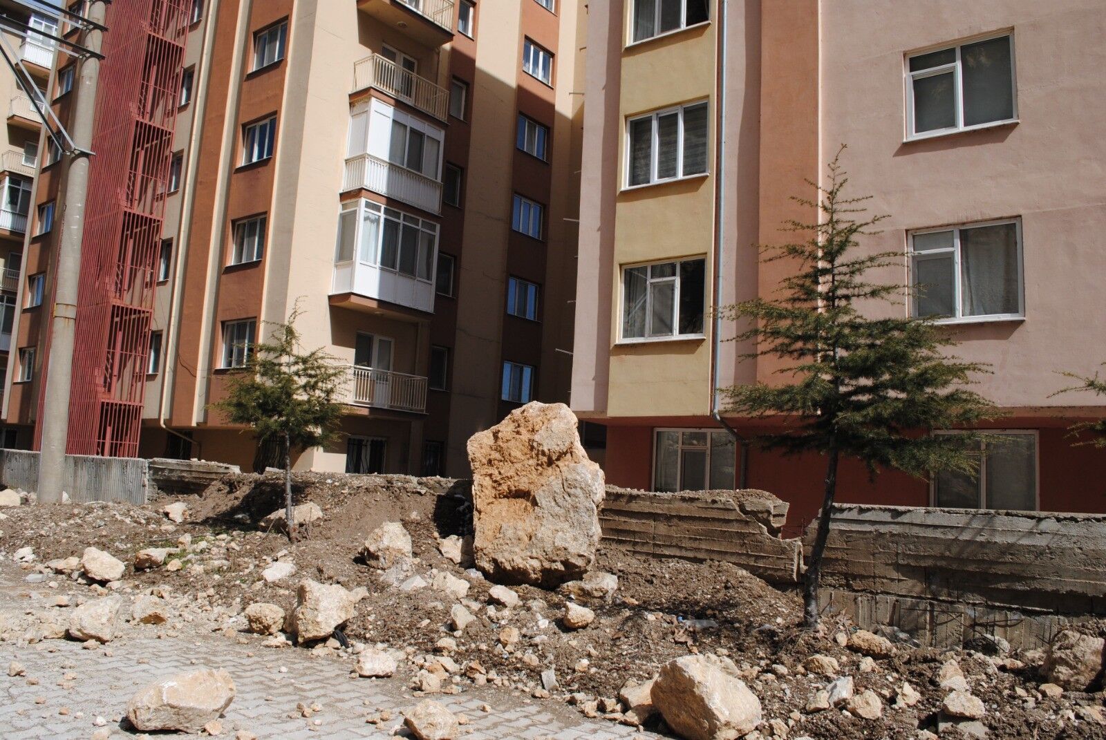 Toprak Kaymasi Ve Kaya Dusmesi Riski Tahliye Surecini Baslatti (4)
