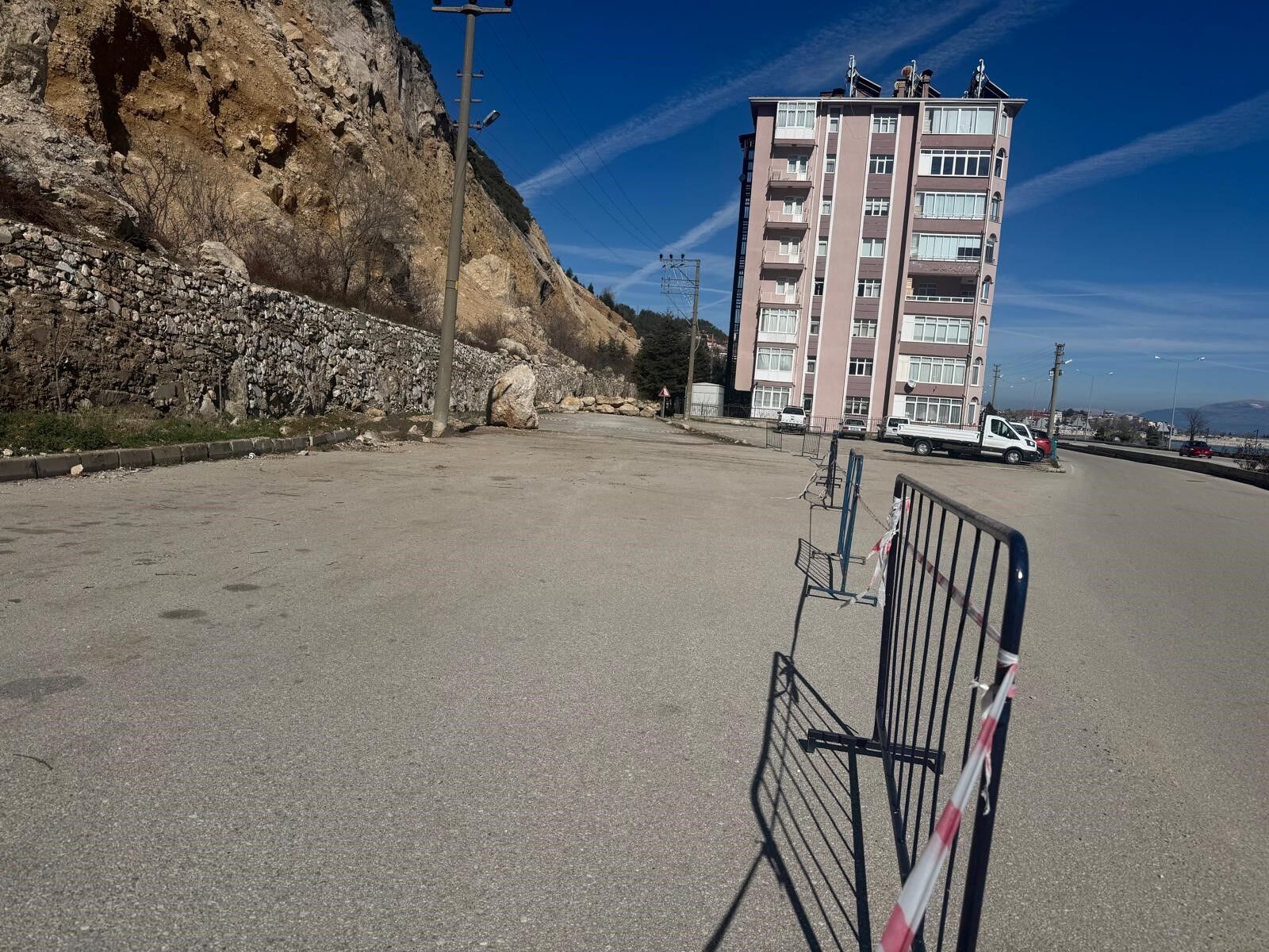 Toprak Kaymasi Ve Kaya Dusmesi Riski Tahliye Surecini Baslatti (6)