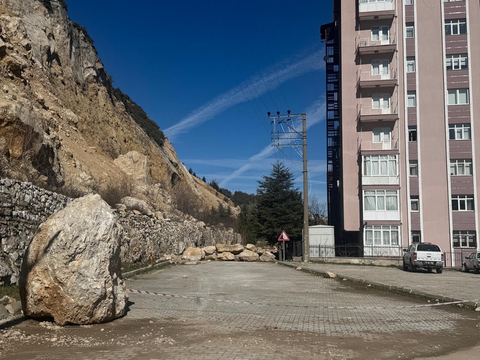 Toprak Kaymasi Ve Kaya Dusmesi Riski Tahliye Surecini Baslatti (7)