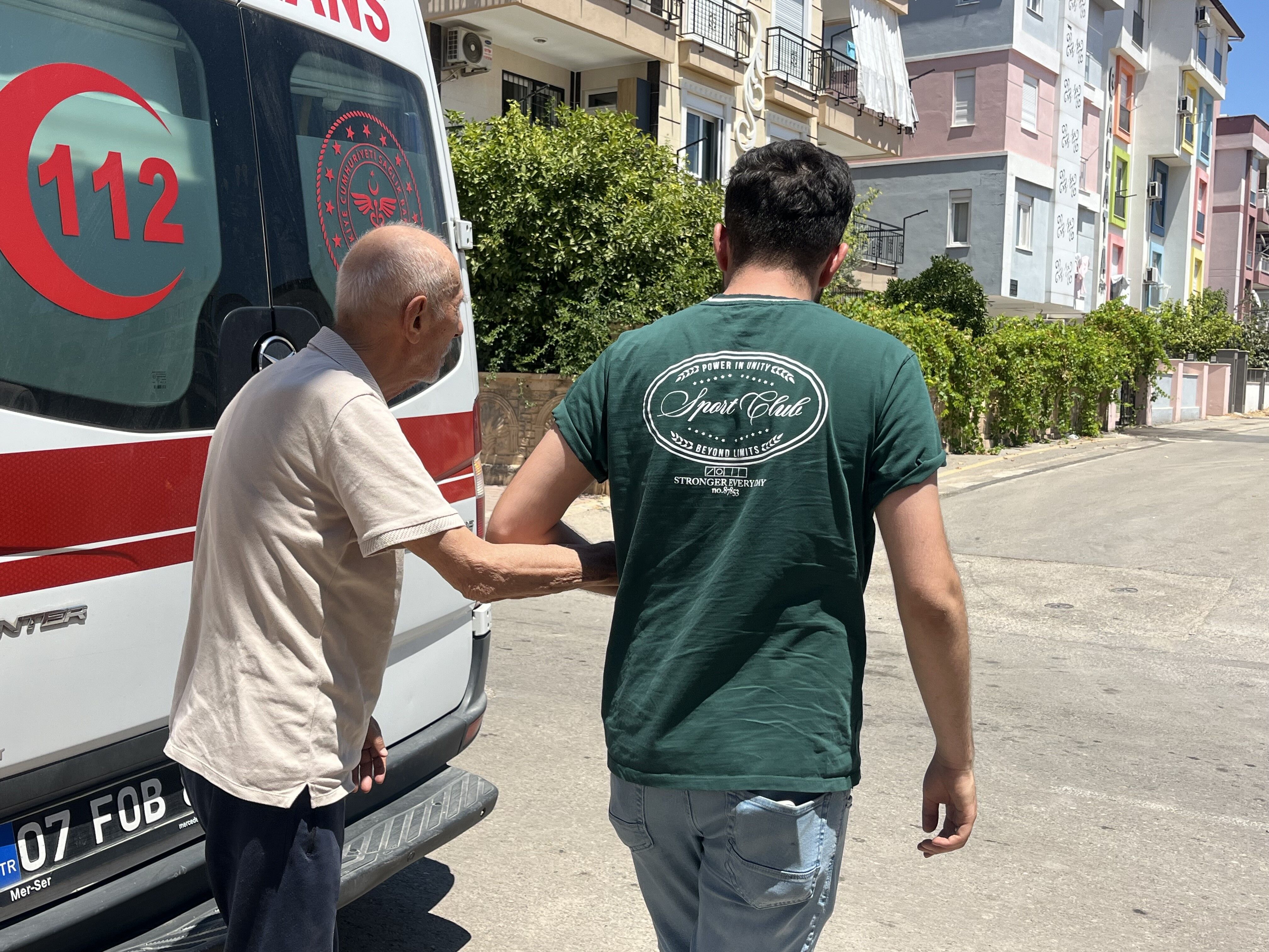 Yaşlı Çift Alevlerin Sardığı Evden Komşuları Kurtardı (1)