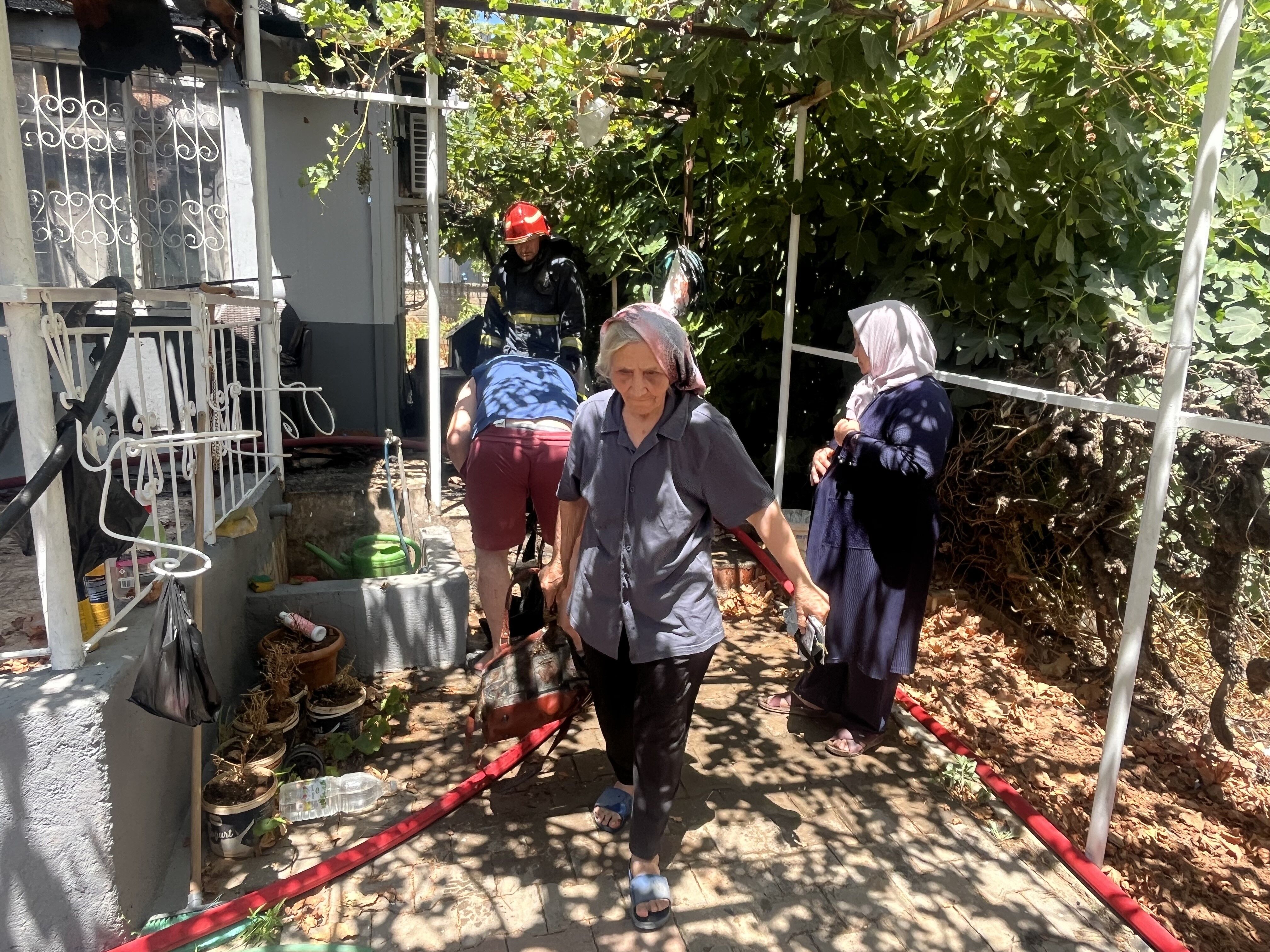 Yaşlı Çift Alevlerin Sardığı Evden Komşuları Kurtardı (2)
