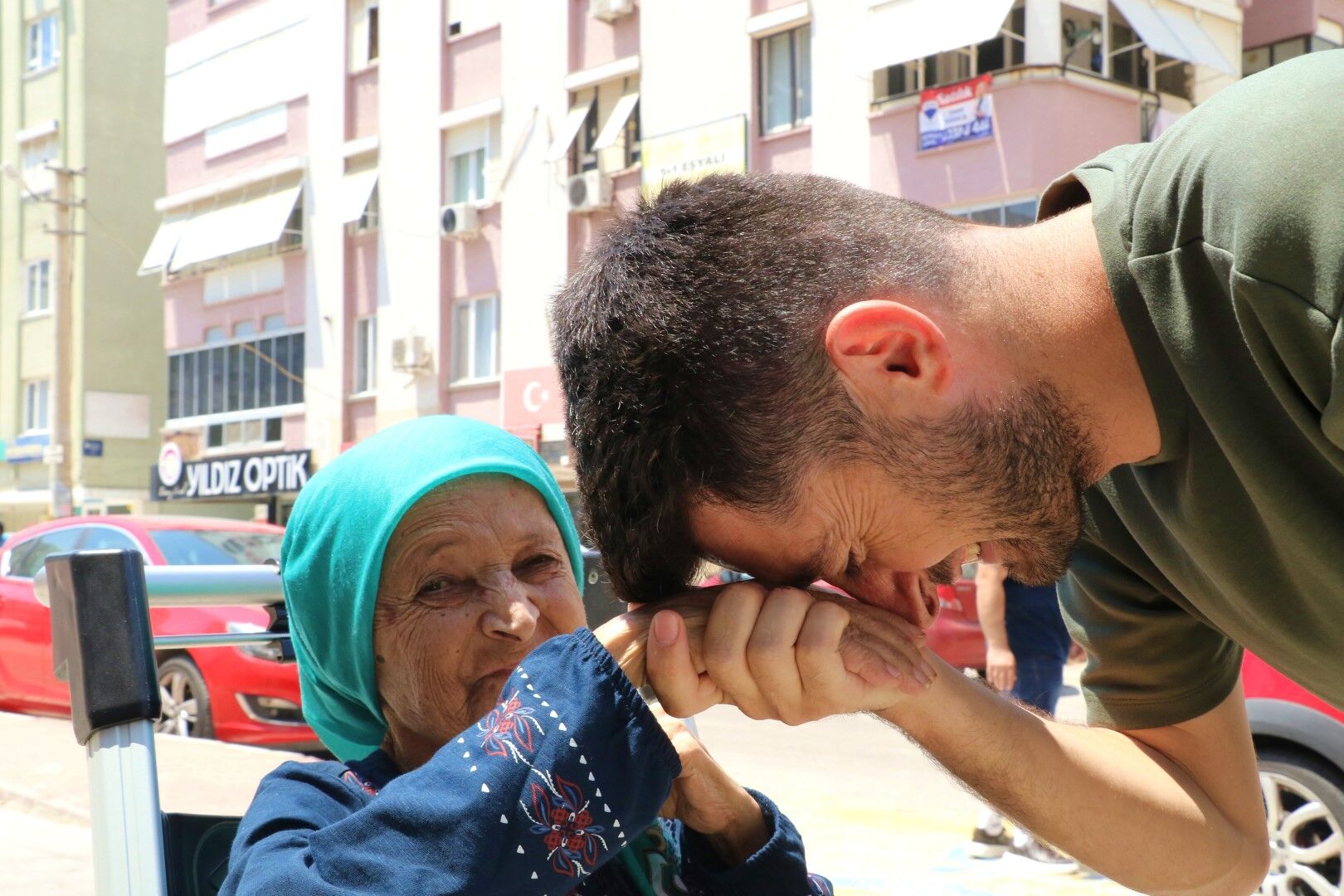 Yıllar Önce Yaptığı Bağış Annesinin Hayatını Kurtardı (2)