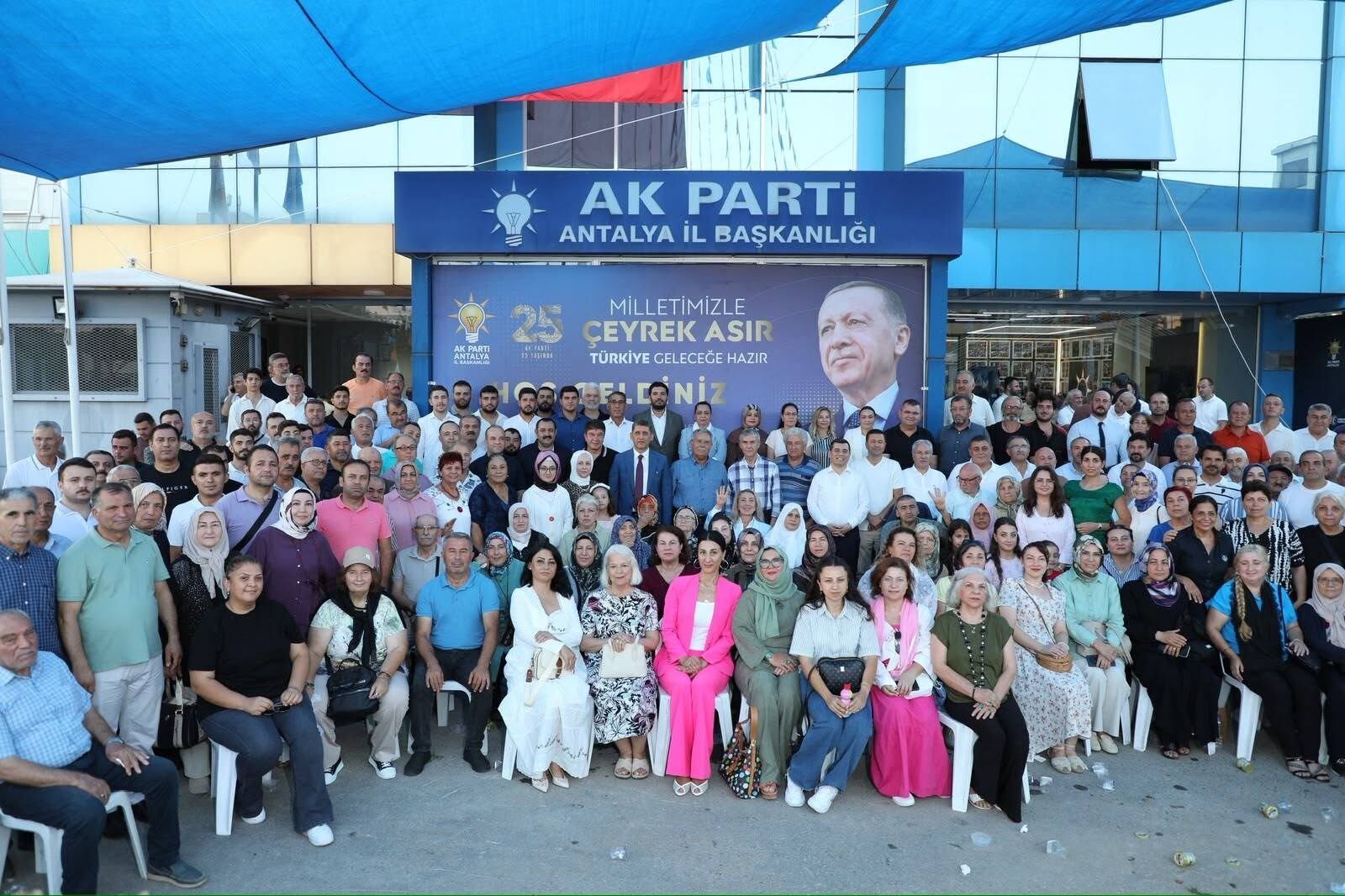 25. Yıl Kutlamasında Uyuya Kaldı! Ak Partili Isimler Görünce Şaşırdı (3)