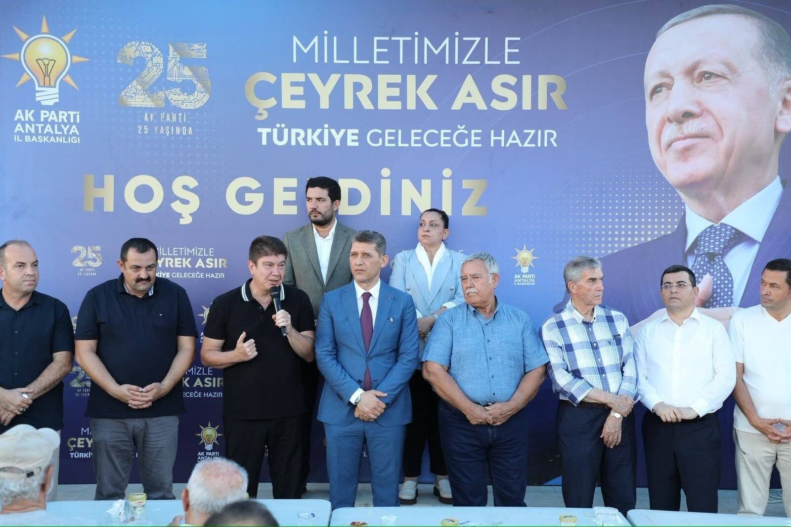 25. Yıl Kutlamasında Uyuya Kaldı! Ak Partili Isimler Görünce Şaşırdı (4)
