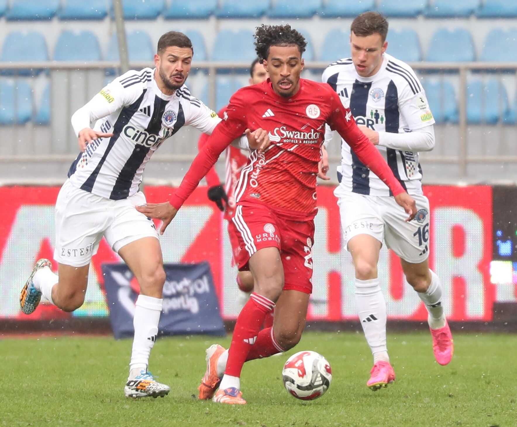 3 Yabancıya Lisans Çıkaran Antalyaspor’da 6 Futbolcu Gönderiliyor (2)