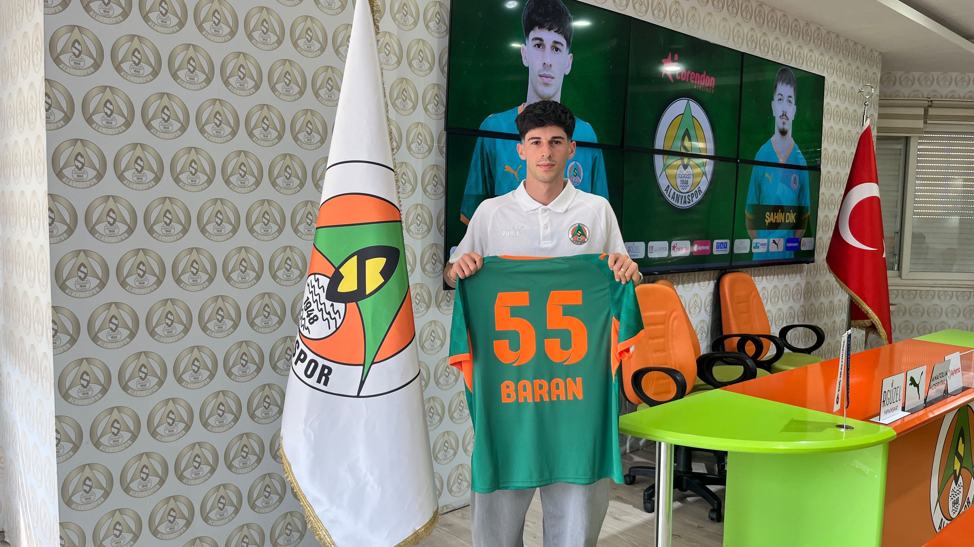 Alanyaspor Iki Genç Yıldızı Kadrosuna Kattı (1)