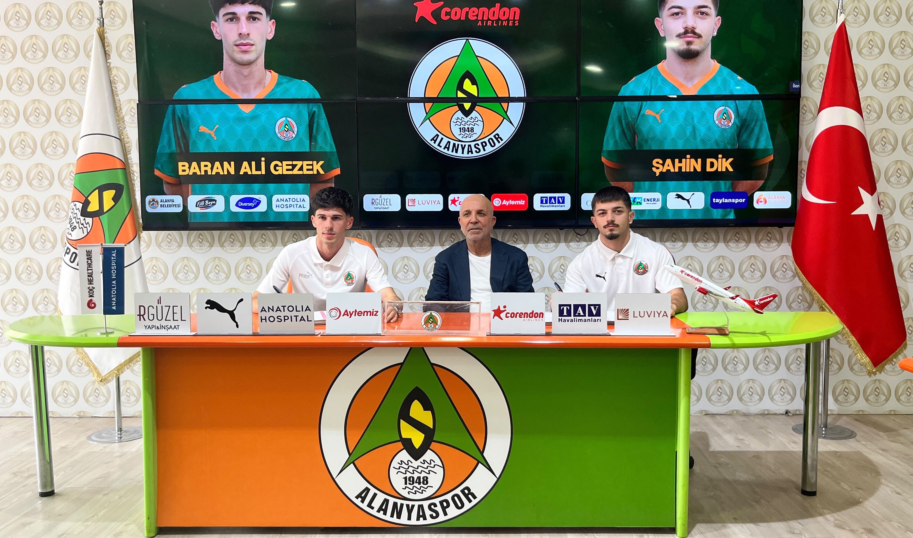 Alanyaspor Iki Genç Yıldızı Kadrosuna Kattı (2)