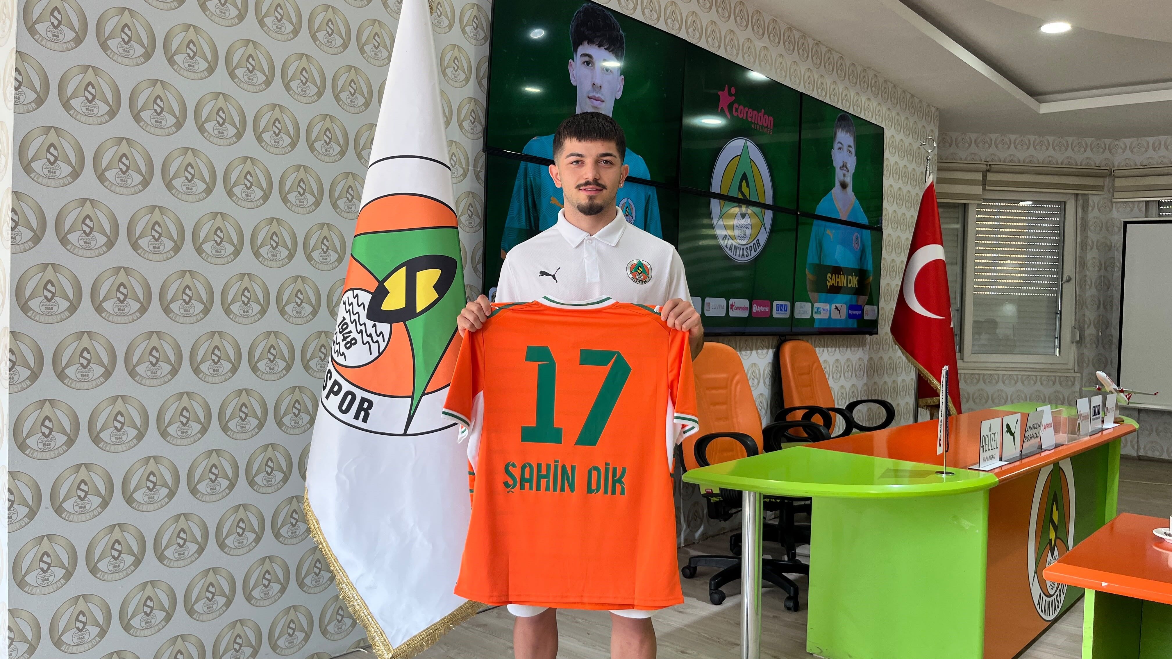 Alanyaspor Iki Genç Yıldızı Kadrosuna Kattı (4)