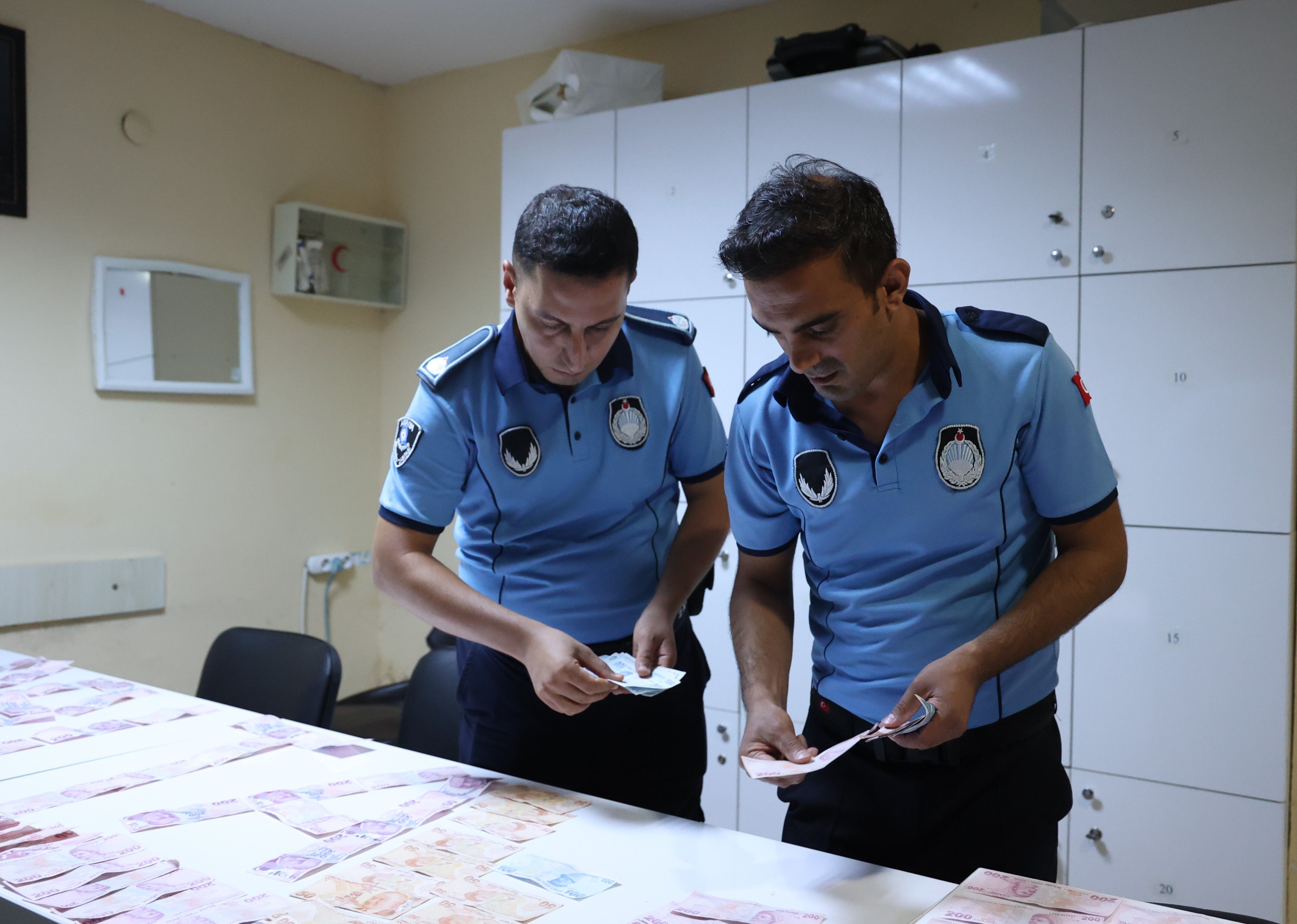 Antalya Büyükşehir Belediyesi’nin Yakaladığı Dilencinin Üstünde 17 Bin Tl Çıktı (4)
