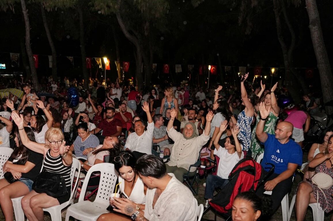 Antalya Konyaaltı’nda Vatandaşlar Eğlenceye Doydu (4)