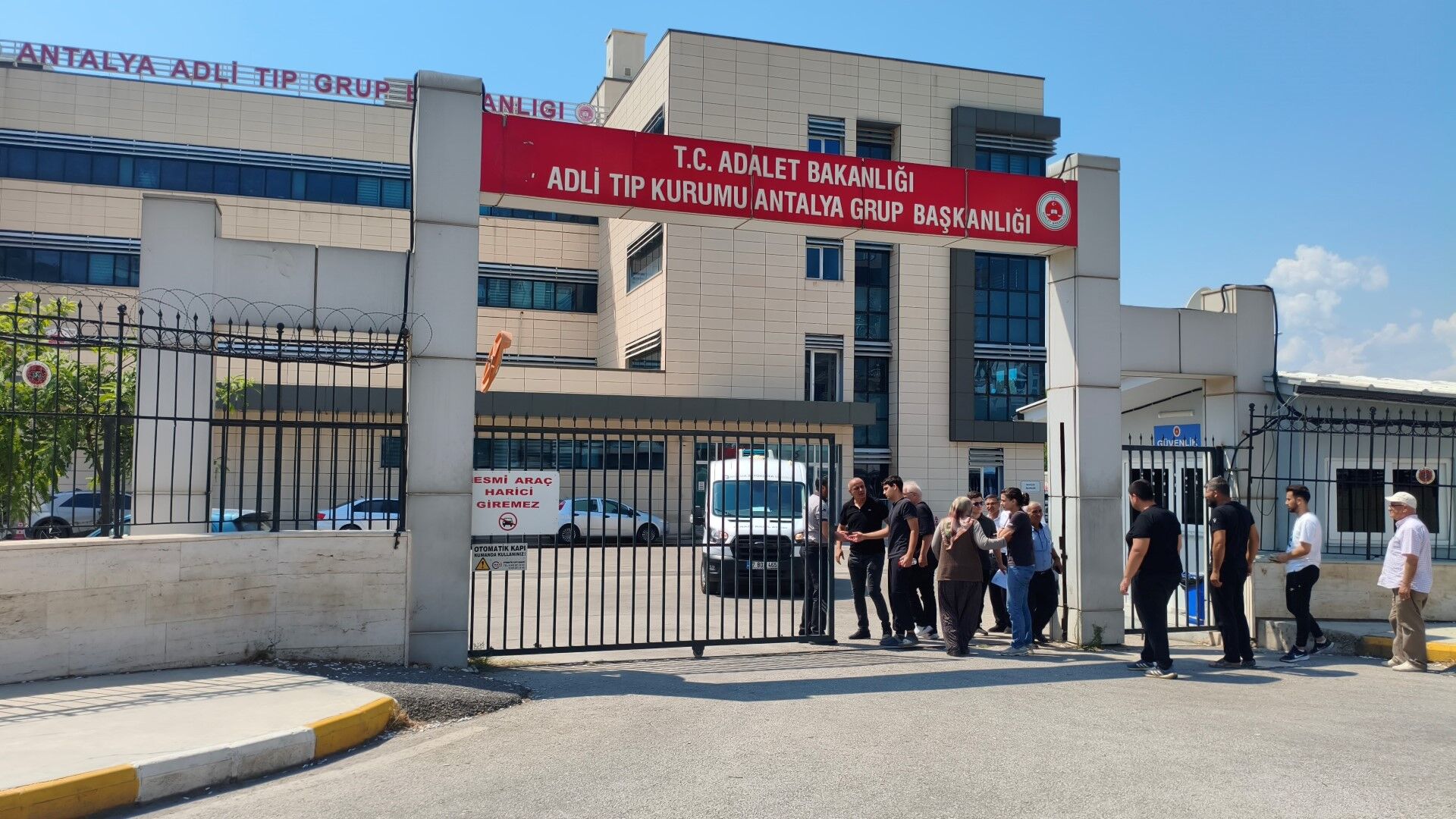 Antalya’da 2 Kişinin Hayatını Kaybettiği Kazada Cenazeler Teslim Alındı (3)