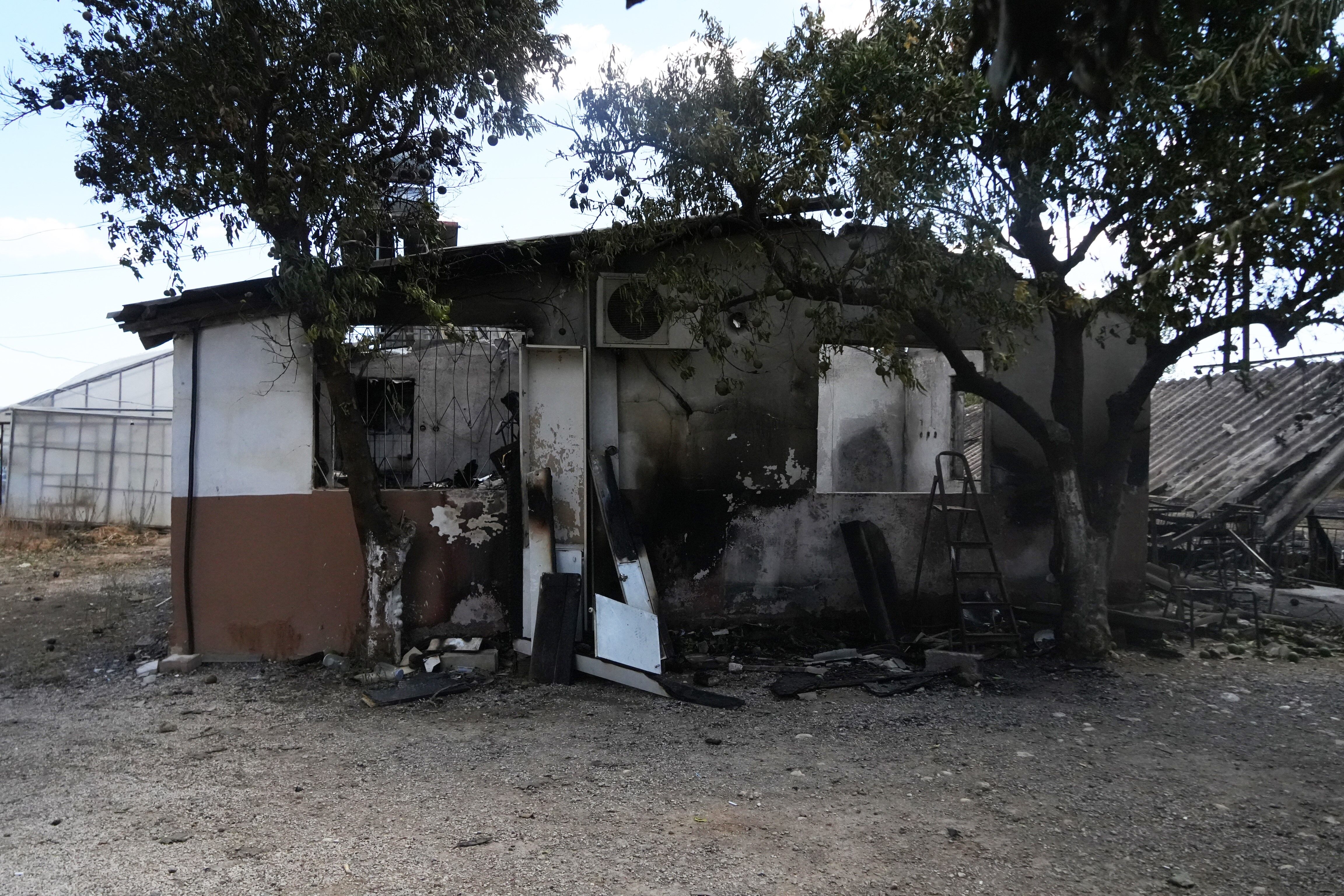 Antalya’da Alevlerin Sardığı Yaşlı Çiftin Evden Geriye Enkaz Kaldı (1)