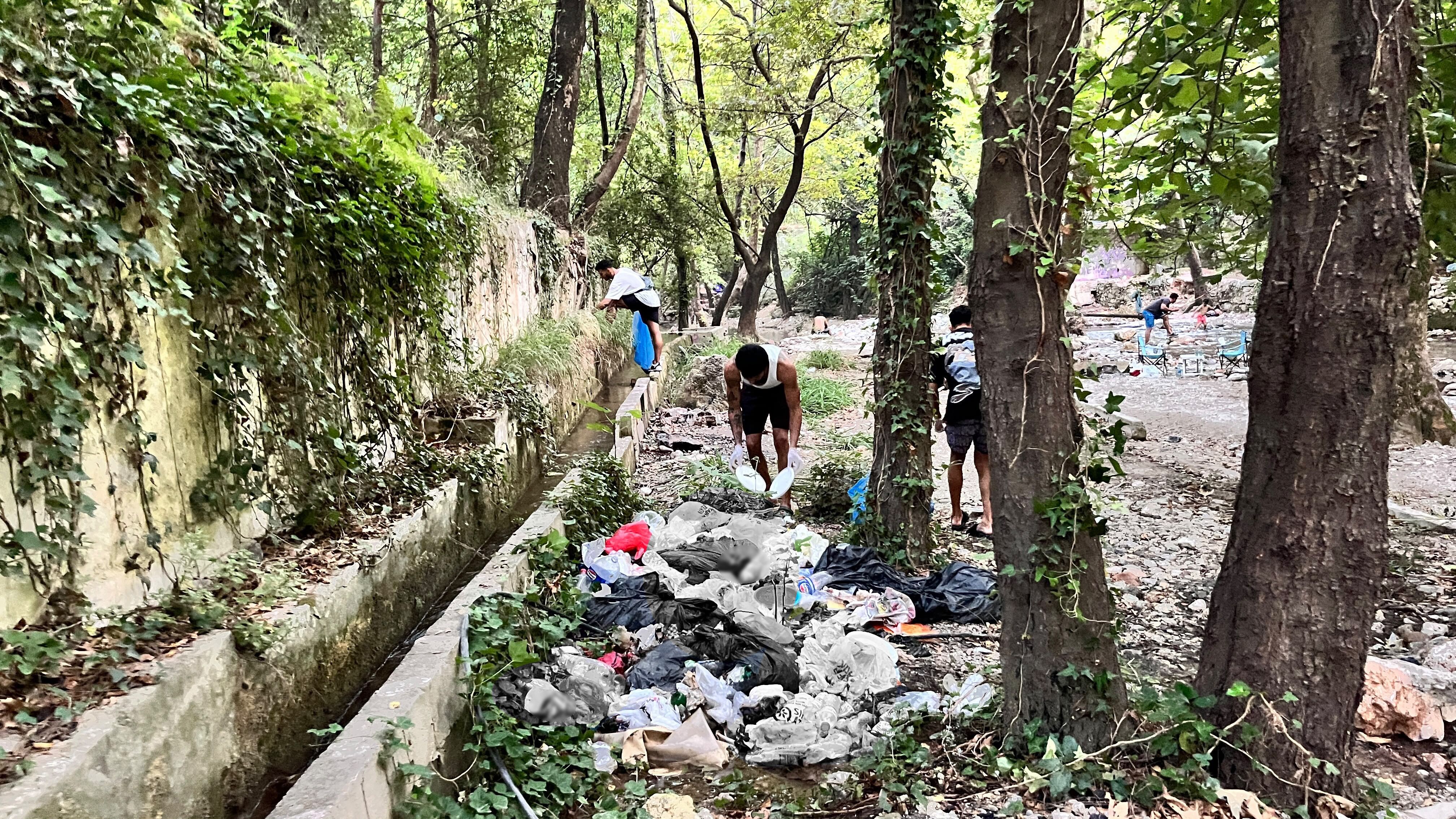 Antalya’da Gördüklerine Dayanamayıp Temizlik Yaptılar (2)