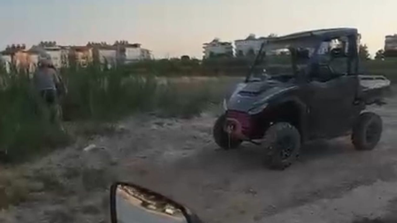 Antalya’da Iki Turist Sokak Köpeğinin Başını Ezdi (2)
