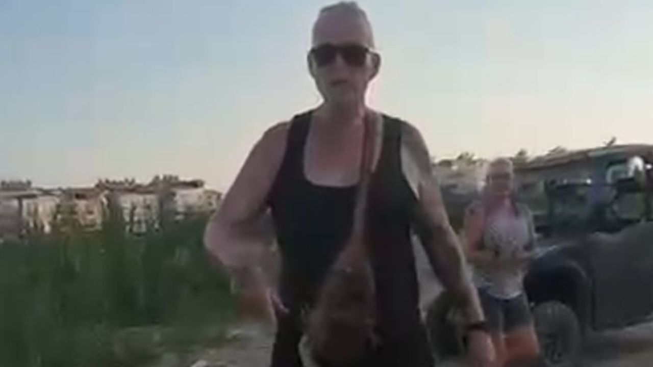 Antalya’da Iki Turist Sokak Köpeğinin Başını Ezdi (3)