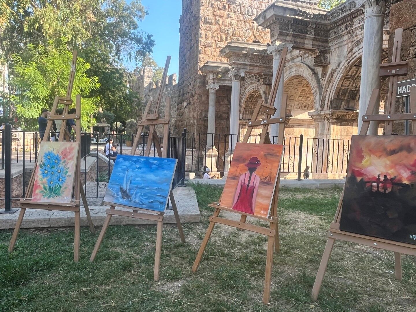 Antalya’da Kaza Kollarını Aldı Ayaklarıyla Hayata Tutundu (3)