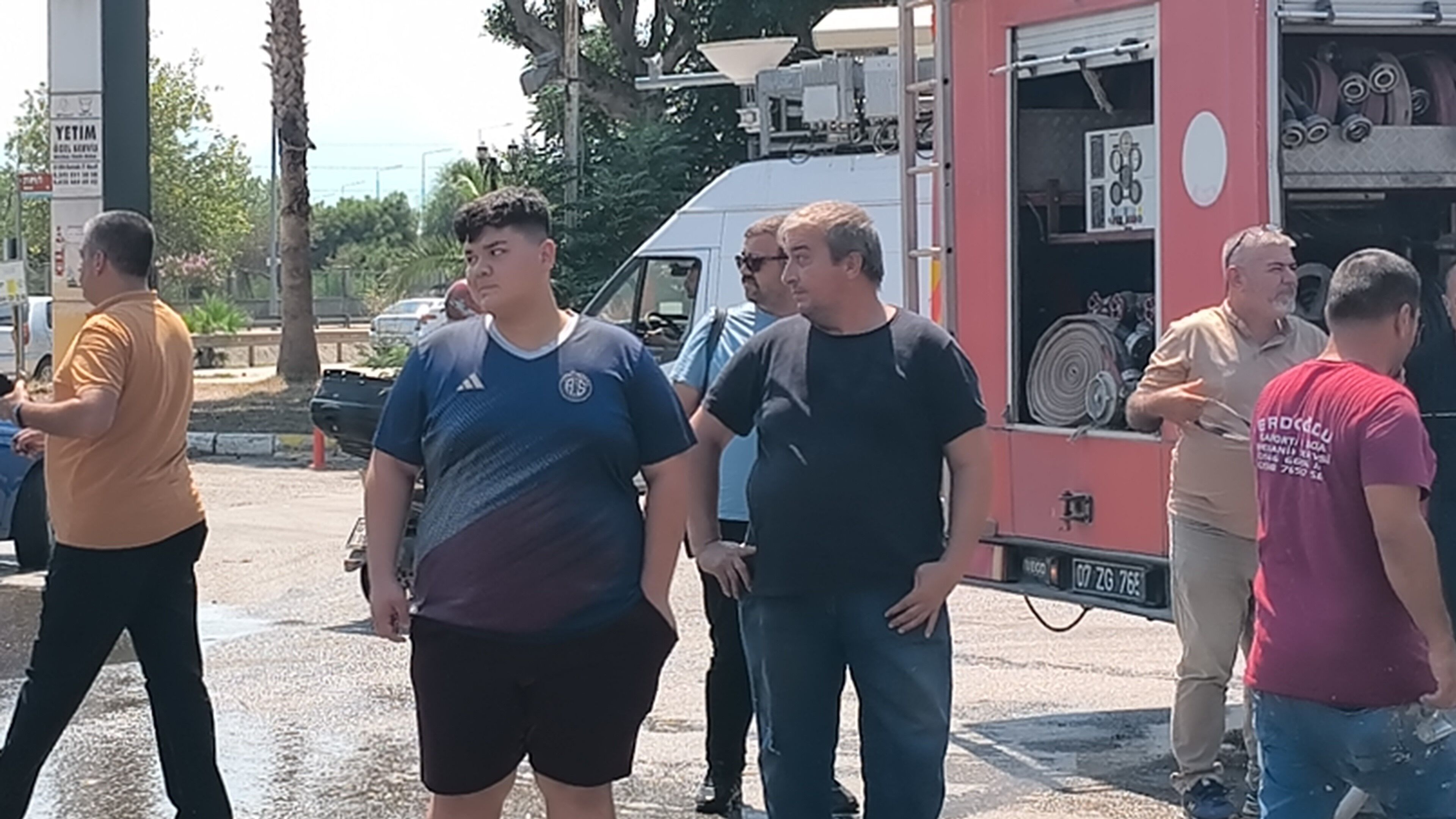 Antalya'da Park Halindeki Tofaş Küle Döndü, Iş Yeri Zarar Gördü (3)