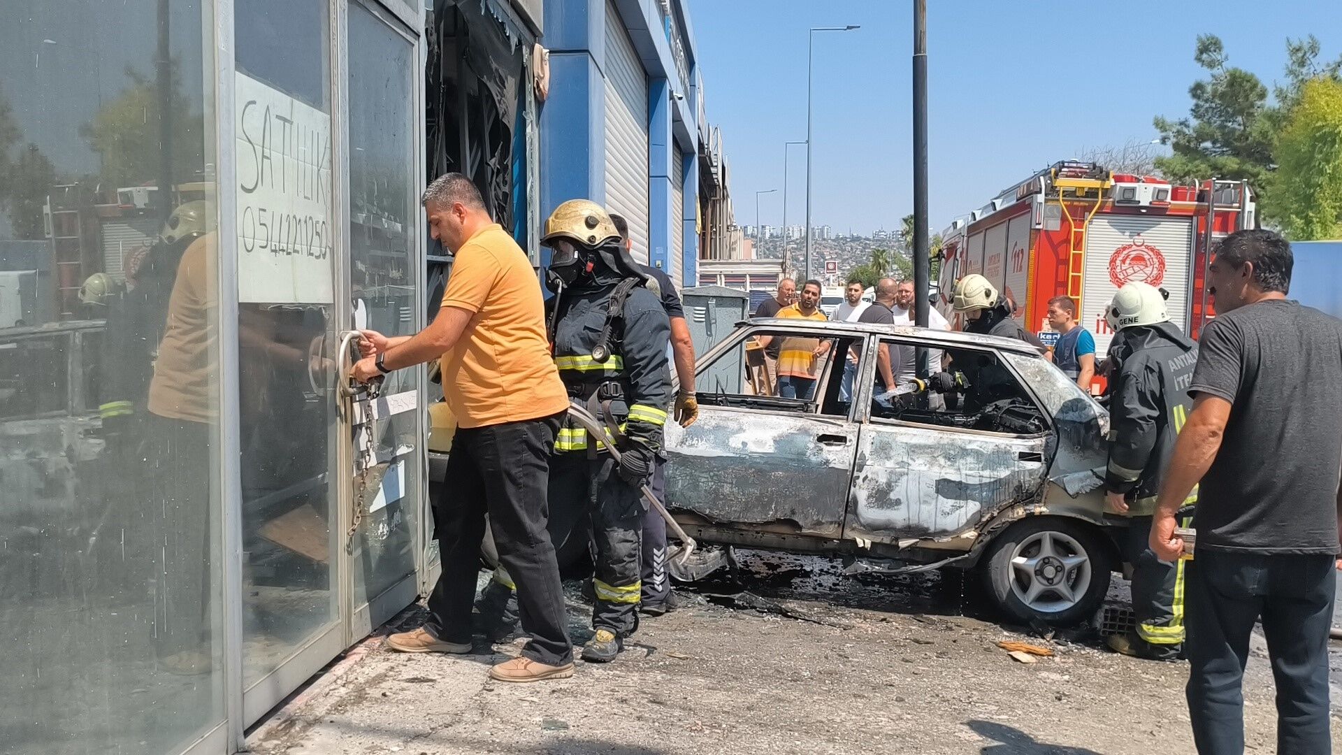 Antalya'da Park Halindeki Tofaş Küle Döndü, Iş Yeri Zarar Gördü (4)