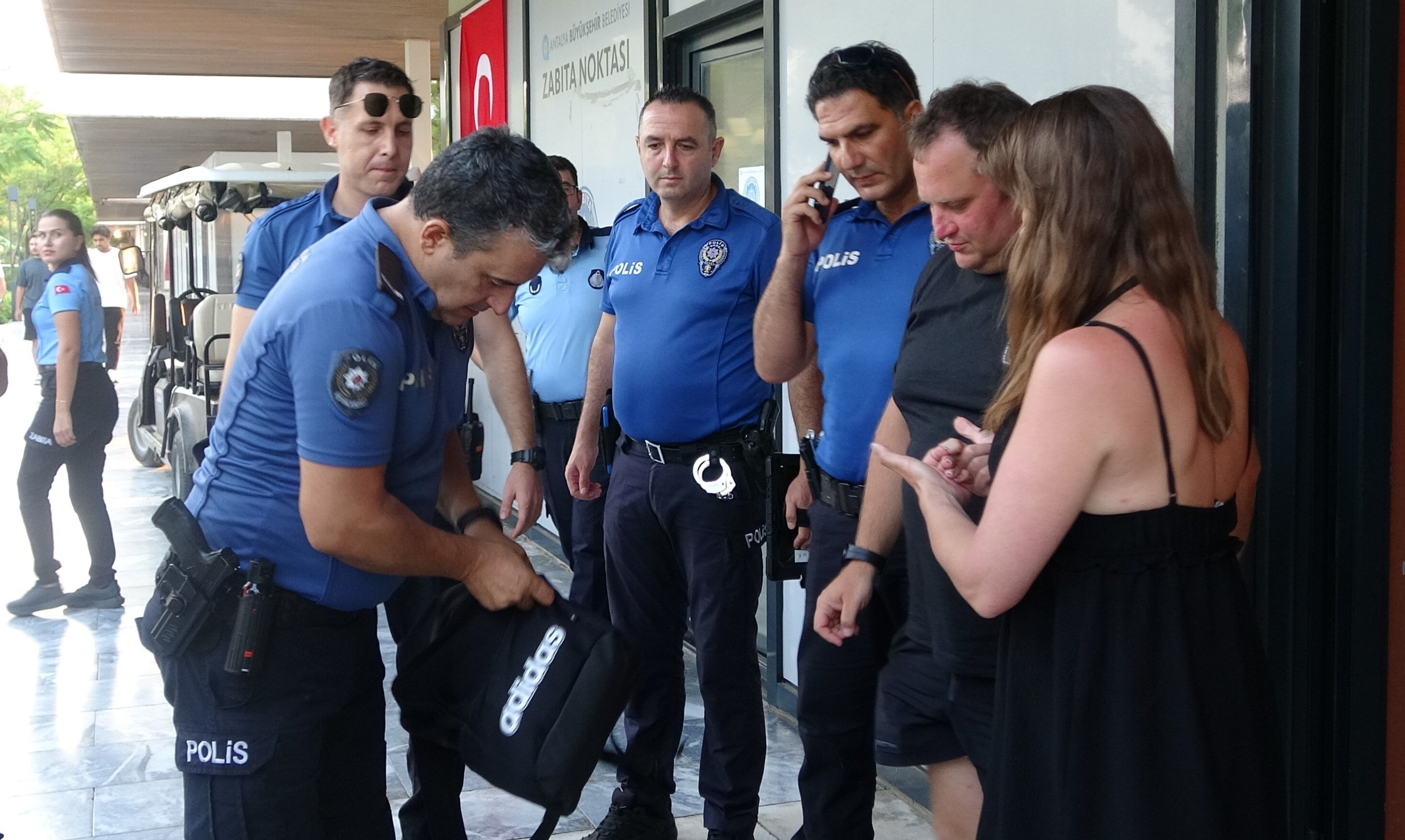 Antalya’da Plaj Faresini Çaldığı Telefon Ele Verdi (6)