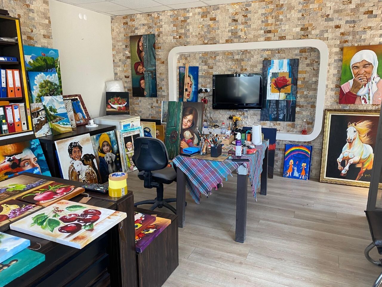 Antalya’da Sanat Yolculuğunun Ilk Sergisi! İlknur Temiroğlu 54 Eserini Sergileyecek (9)
