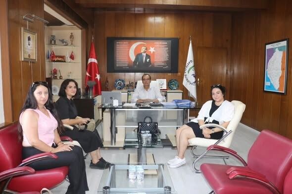 Antalya’da Sessizliğini Koruyan Belediye Başkanına Yapılan Ziyaret Tepki Topladı (2)