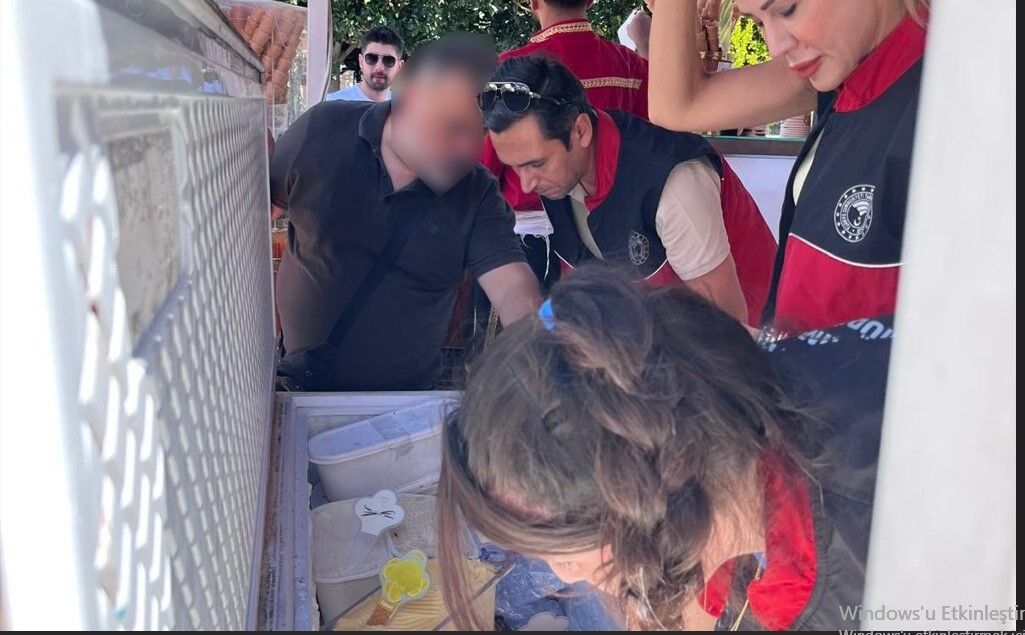 Antalya’da Turiste 10 Euro Fahiş Fiyat Uygulayan Esnaf Kapatıldı (1)-1