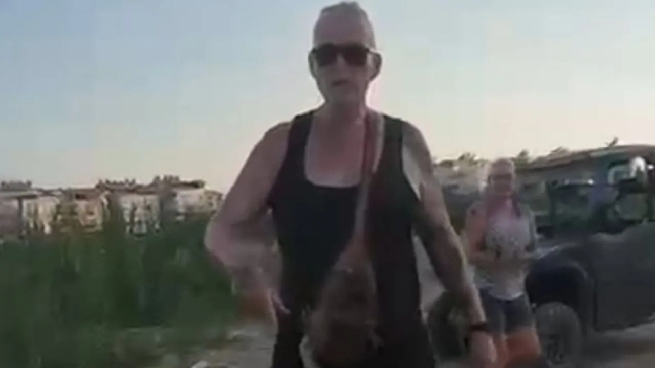 Antalya’da Yavru Köpeğin Başını Ezen Turistlerin Akıbeti Belli Oldu (1)-1