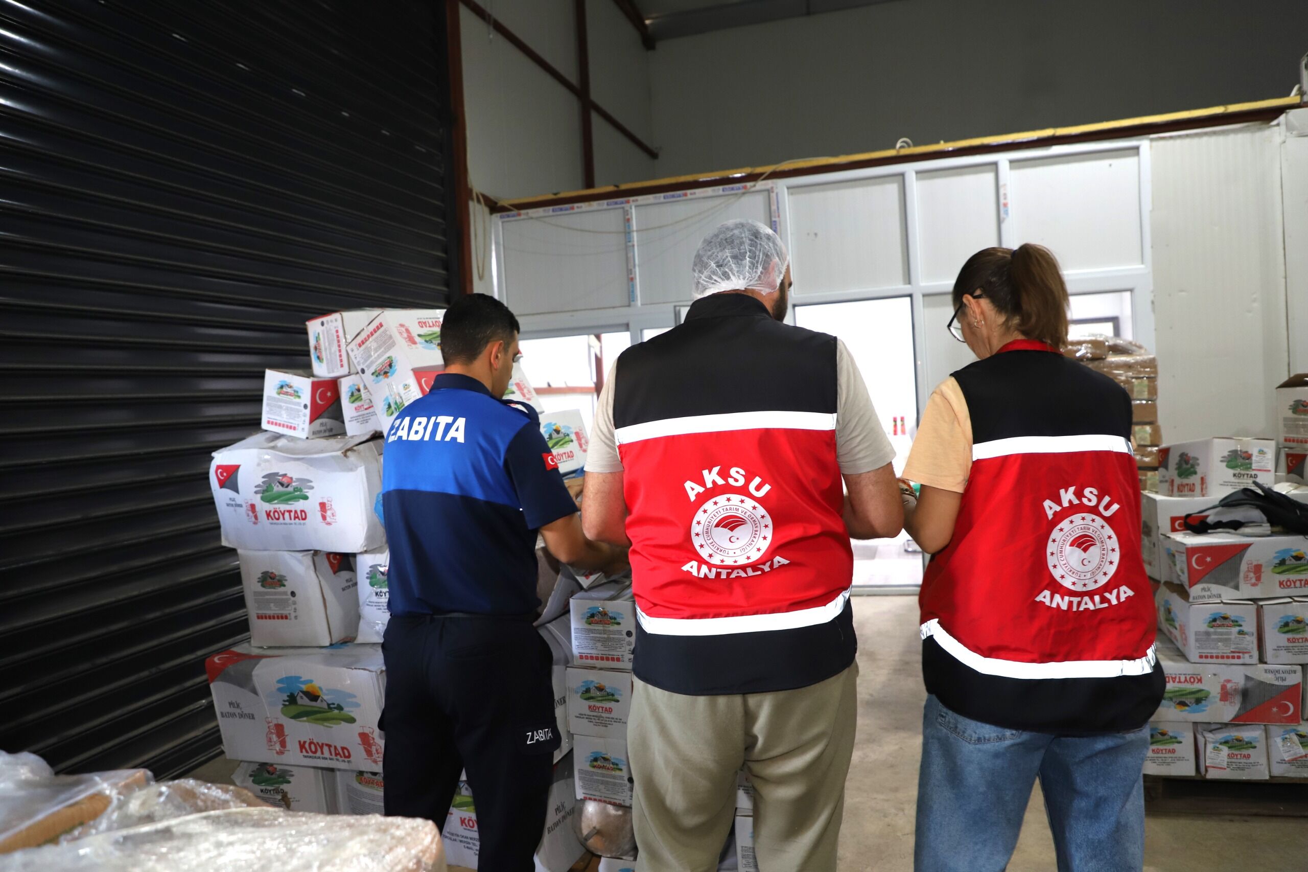 Antalya’da Zabıta Ekipleri Yaklaşık Bir Ton Gıdaya El Koydu (3)