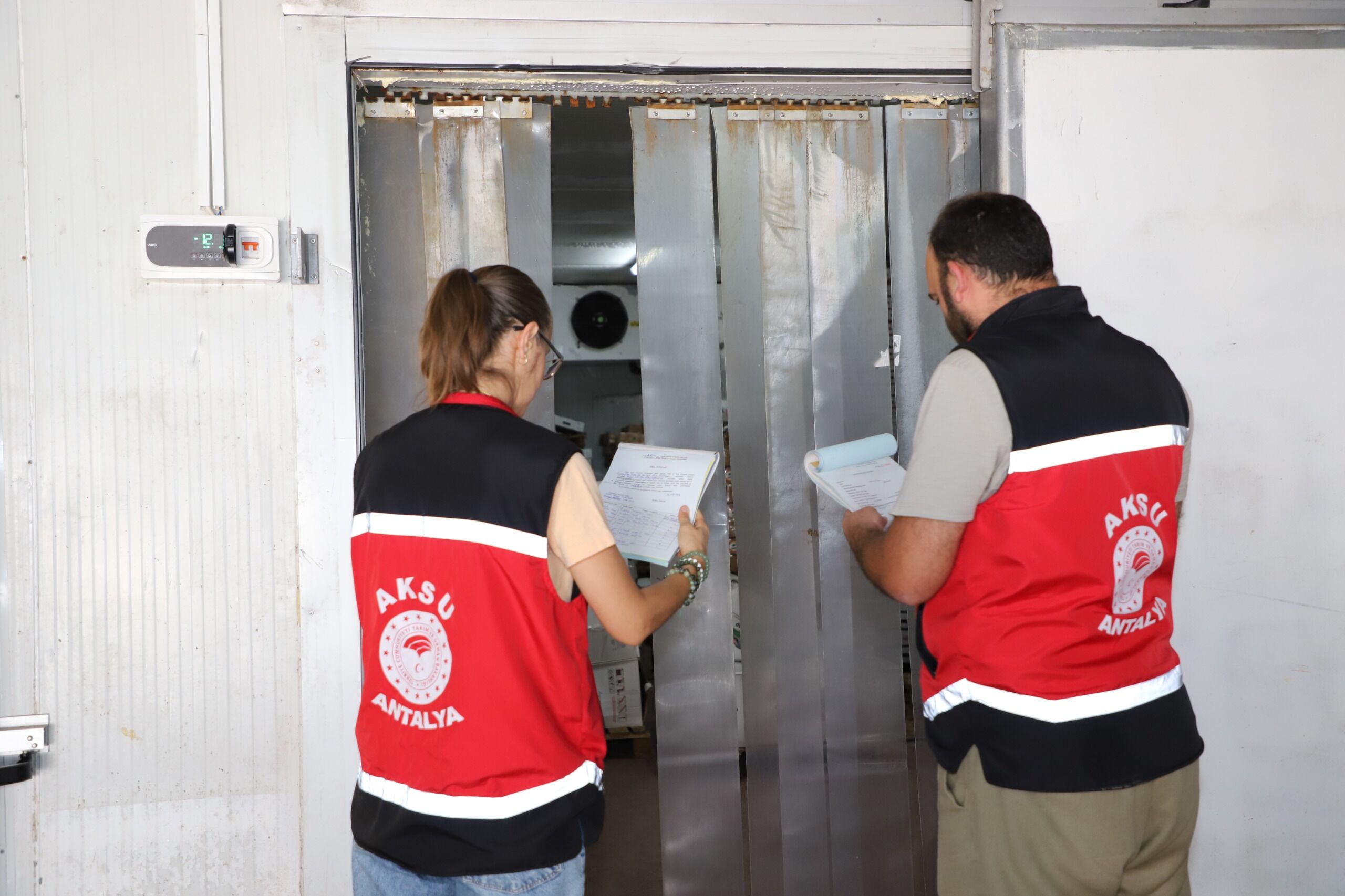 Antalya’da Zabıta Ekipleri Yaklaşık Bir Ton Gıdaya El Koydu (5)