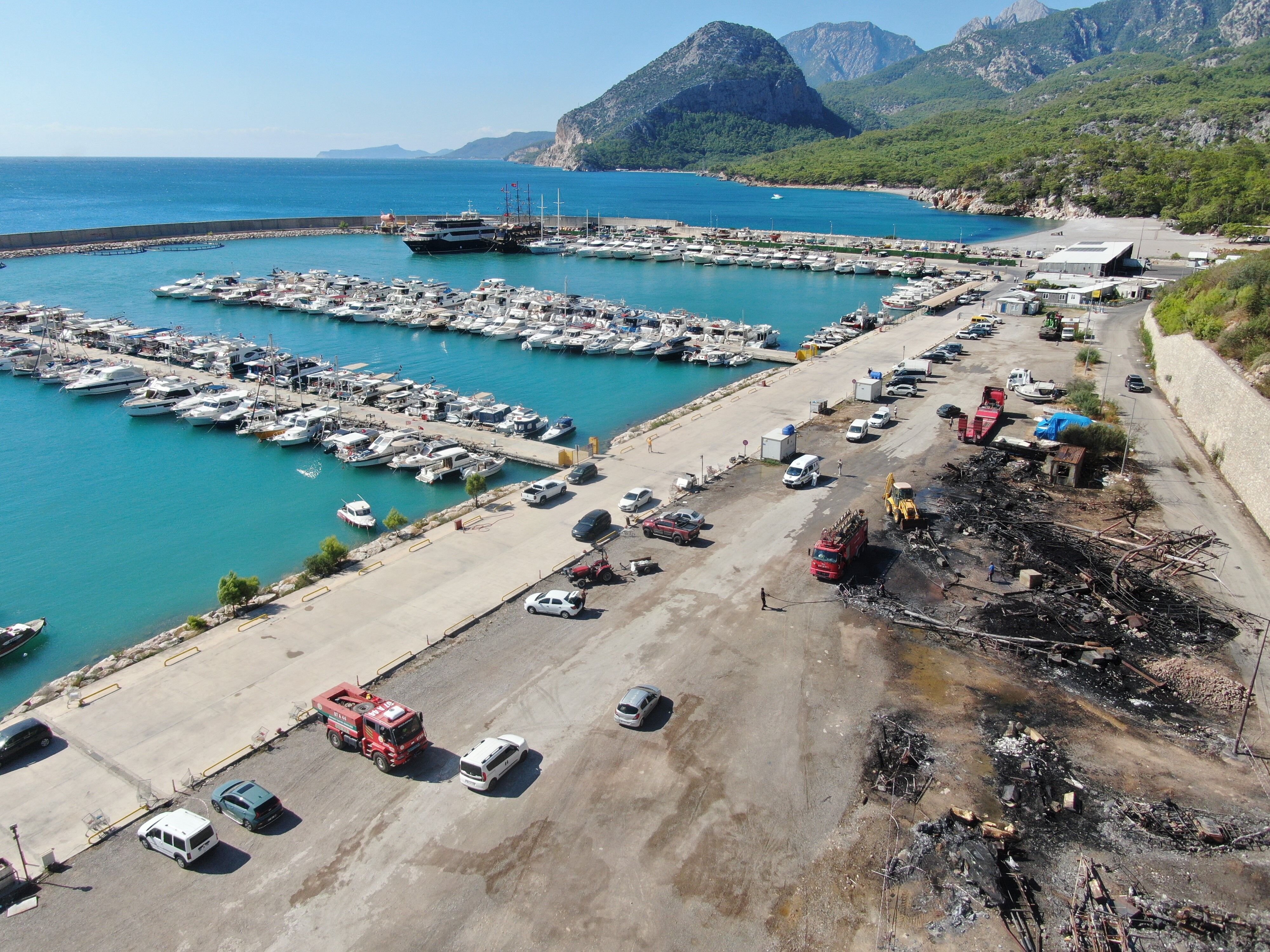 Antalya’daki Yangında Balıkçıların Emek Teknesinden Geriye Küller Kaldı (2)