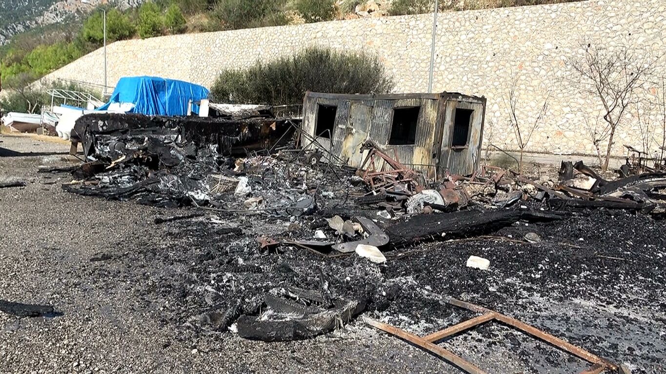 Antalya’daki Yangında Balıkçıların Emek Teknesinden Geriye Küller Kaldı (7)