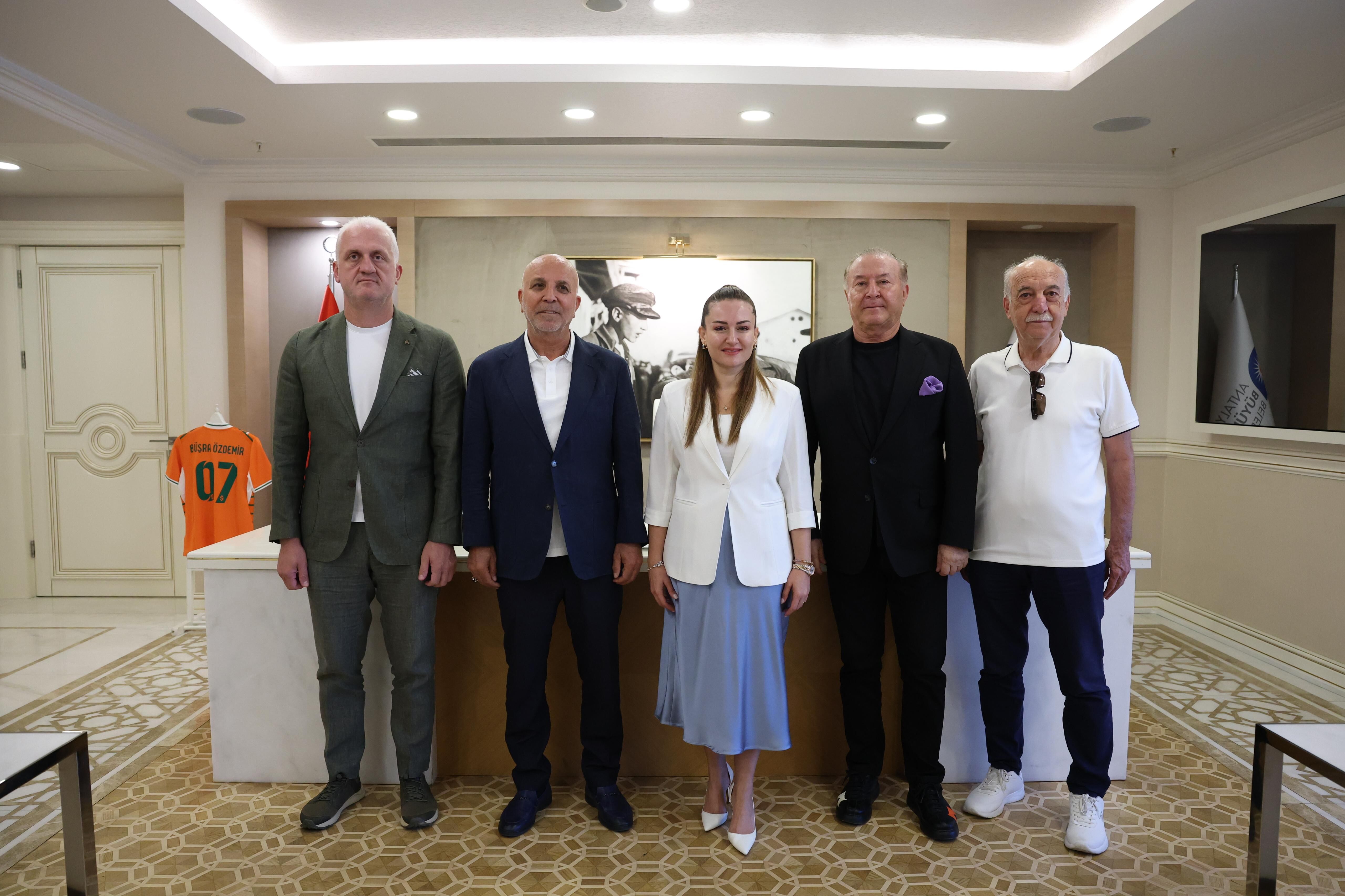 Antalyaspor’a Verilen Destek Tartışılmıştı! Büşra Özdemir’e Önemli Ziyaret (2)