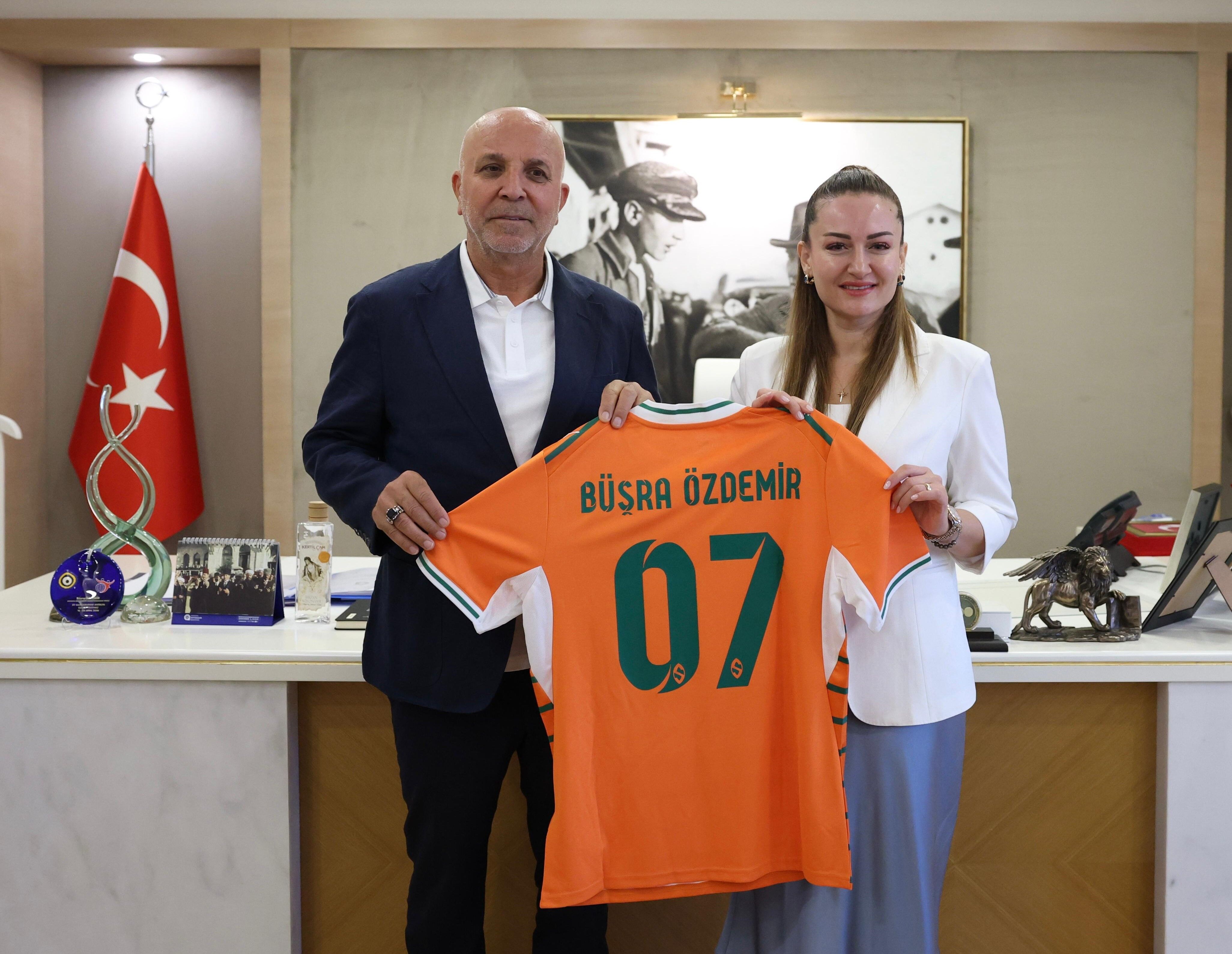 Antalyaspor’a Verilen Destek Tartışılmıştı! Büşra Özdemir’e Önemli Ziyaret (3)