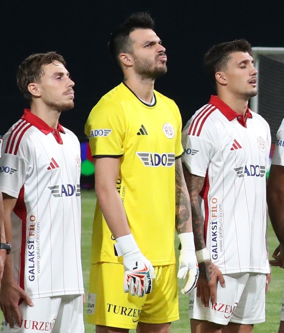 Antalyaspor’da Futbolcu Ve Taraftar Birbirine Girdi! İşte Gerilim Dolu Olayın Perde Arkası (2)