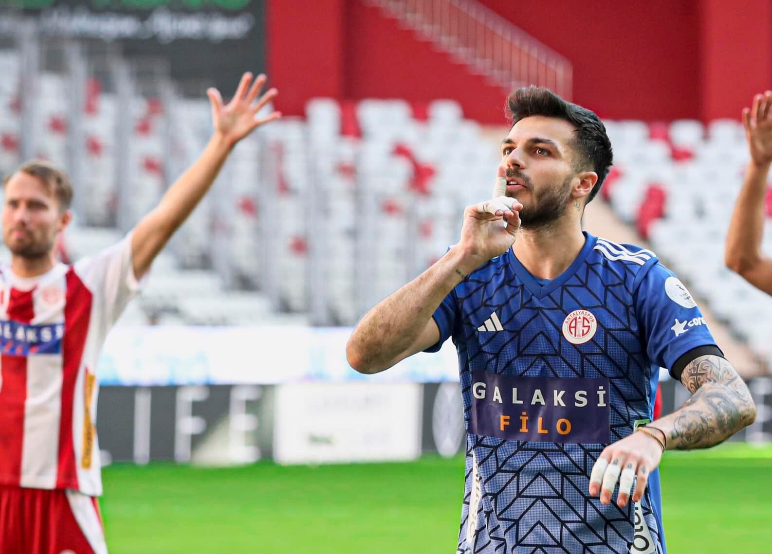 Antalyaspor’da Futbolcu Ve Taraftar Birbirine Girdi! İşte Gerilim Dolu Olayın Perde Arkası (3)